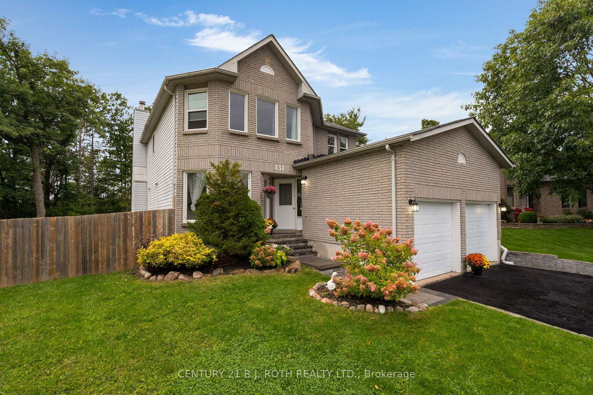 Photo 3 of 131 Browning Trail, Barrie, Letitia Heights — HOMEH