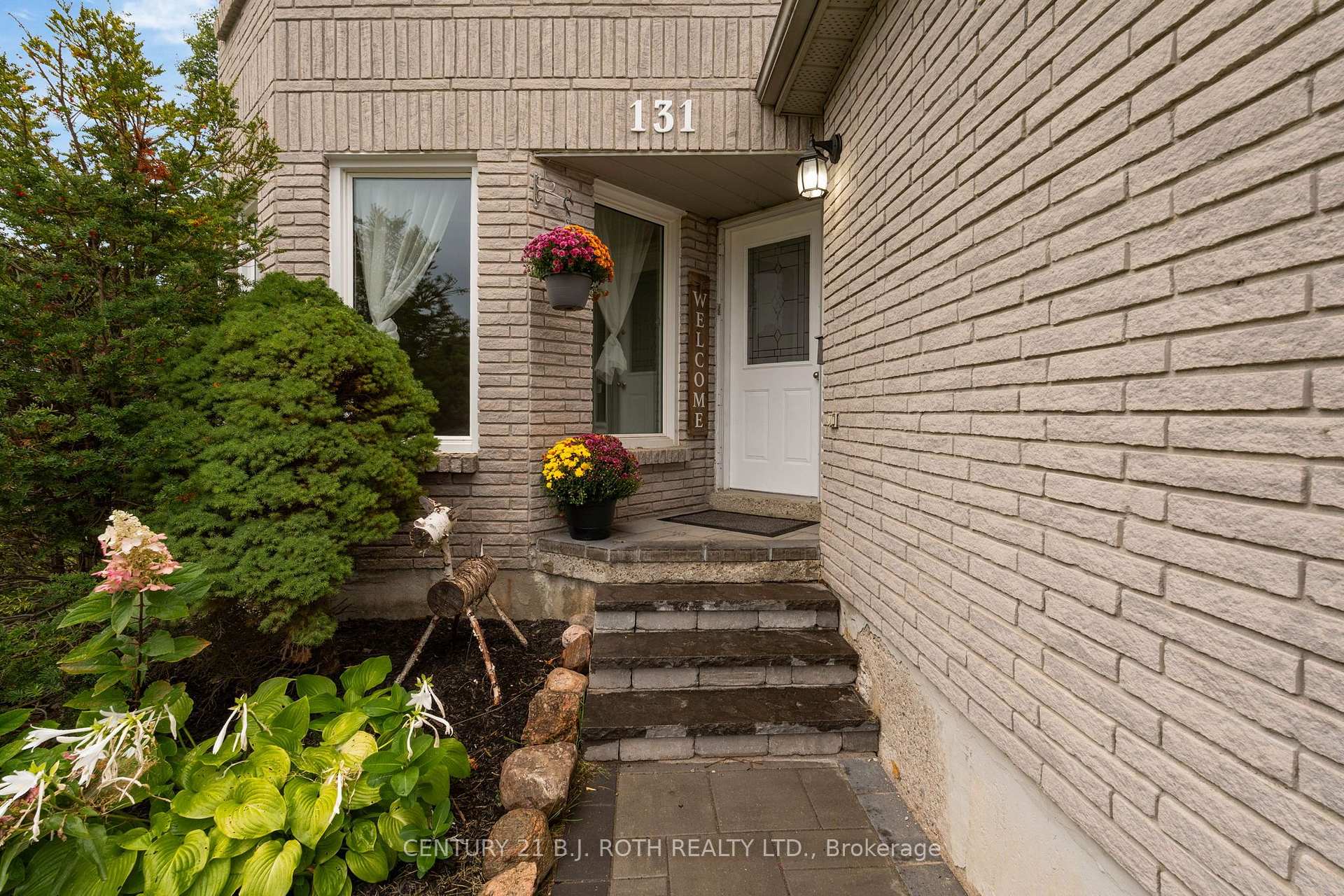 Photo 4 of 131 Browning Trail, Barrie, Letitia Heights — HOMEH