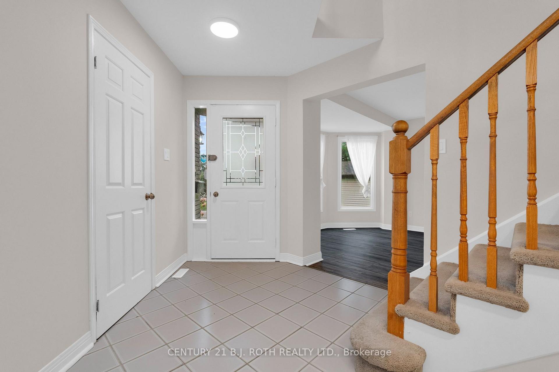Photo 5 of 131 Browning Trail, Barrie, Letitia Heights — HOMEH