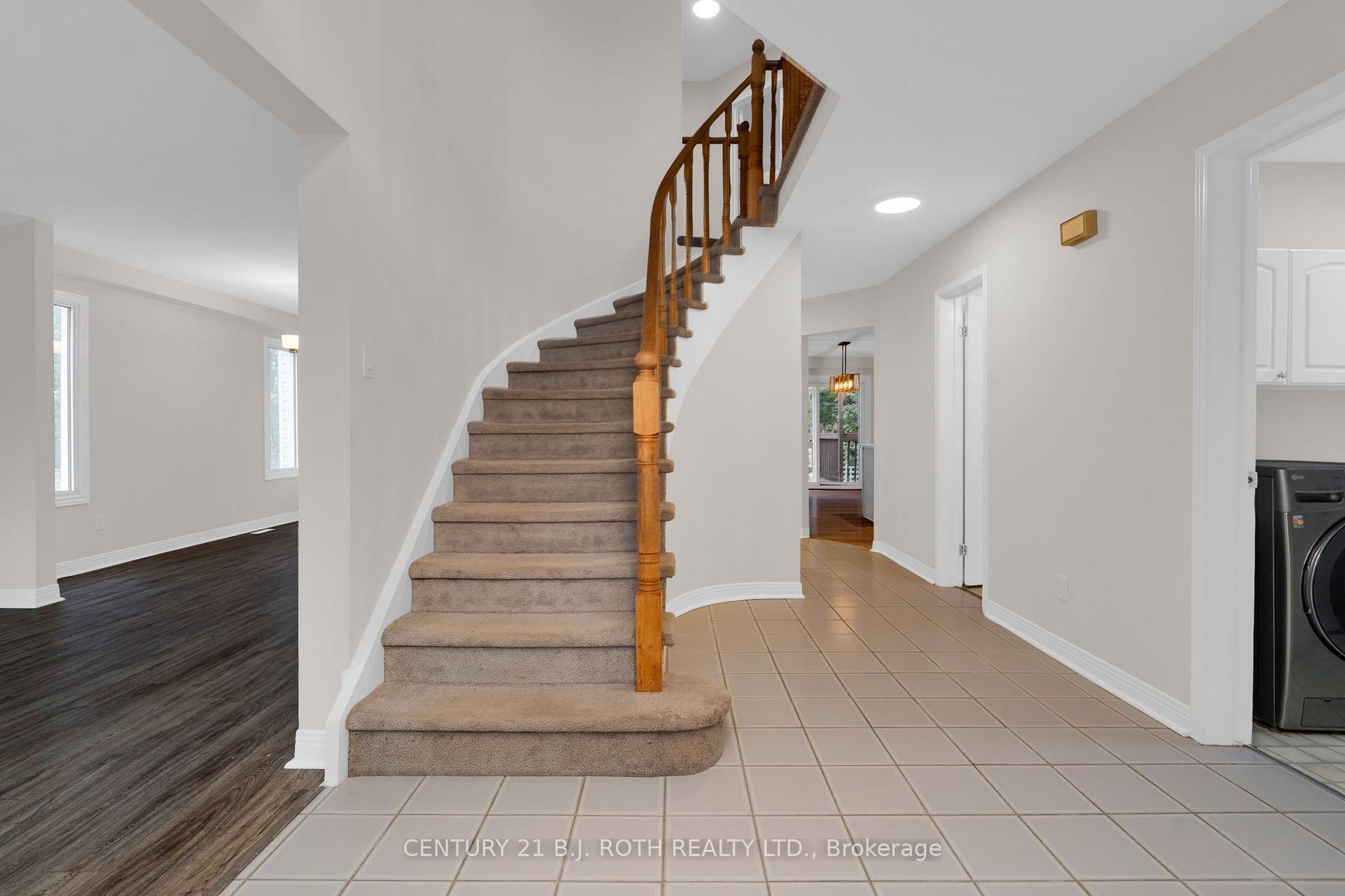 Photo 6 of 131 Browning Trail, Barrie, Letitia Heights — HOMEH