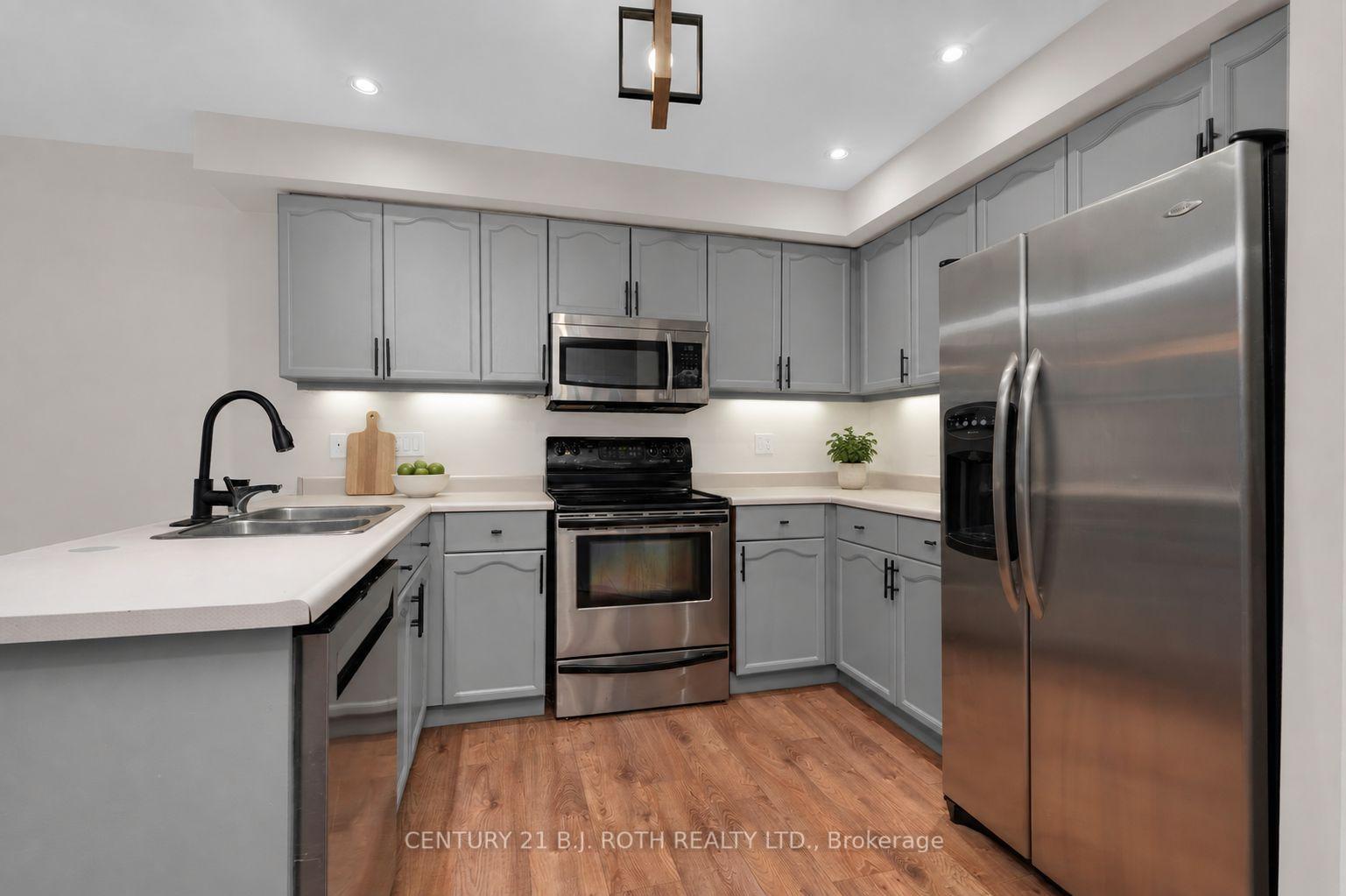 Photo 10 of 131 Browning Trail, Barrie, Letitia Heights — HOMEH