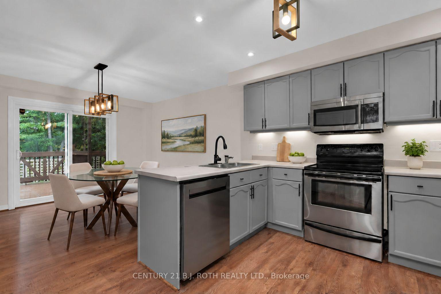 Photo 11 of 131 Browning Trail, Barrie, Letitia Heights — HOMEH