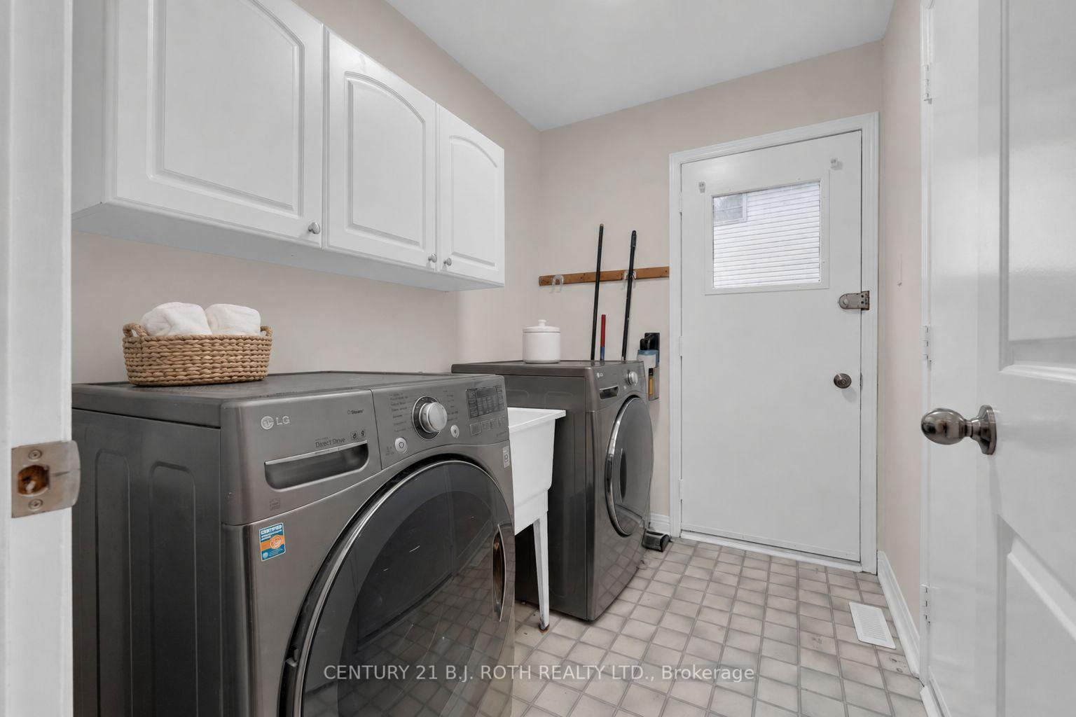 Photo 16 of 131 Browning Trail, Barrie, Letitia Heights — HOMEH