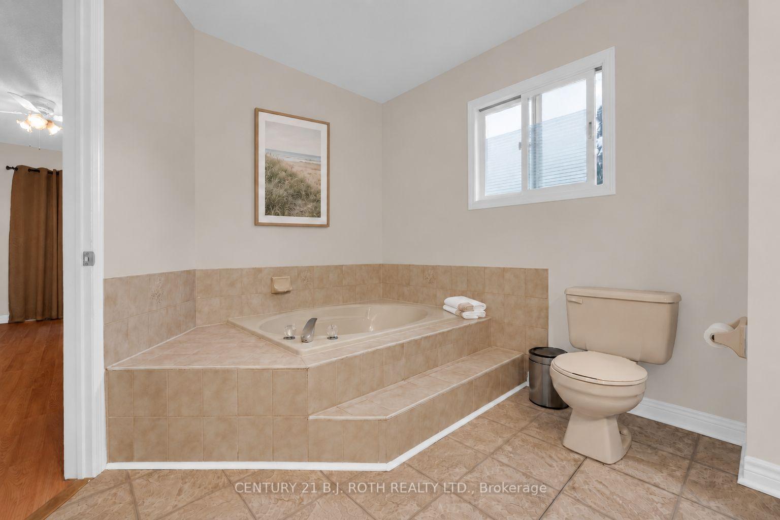 Photo 21 of 131 Browning Trail, Barrie, Letitia Heights — HOMEH