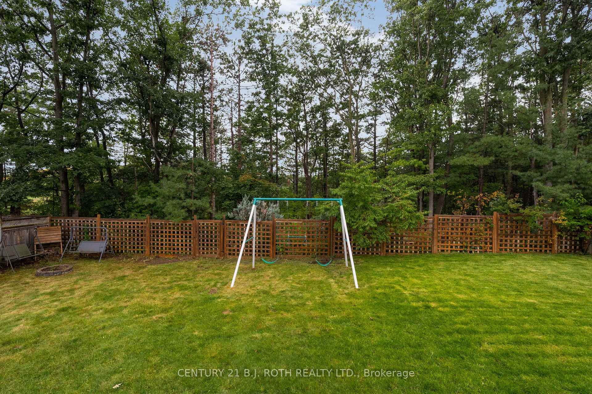 Photo 32 of 131 Browning Trail, Barrie, Letitia Heights — HOMEH