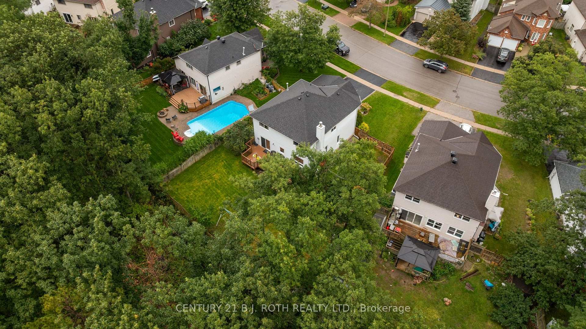 Photo 40 of 131 Browning Trail, Barrie, Letitia Heights — HOMEH