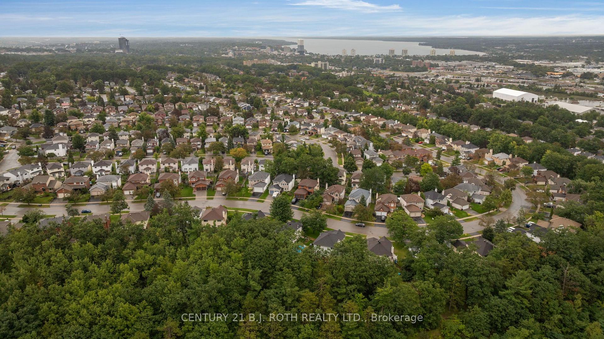 Photo 41 of 131 Browning Trail, Barrie, Letitia Heights — HOMEH
