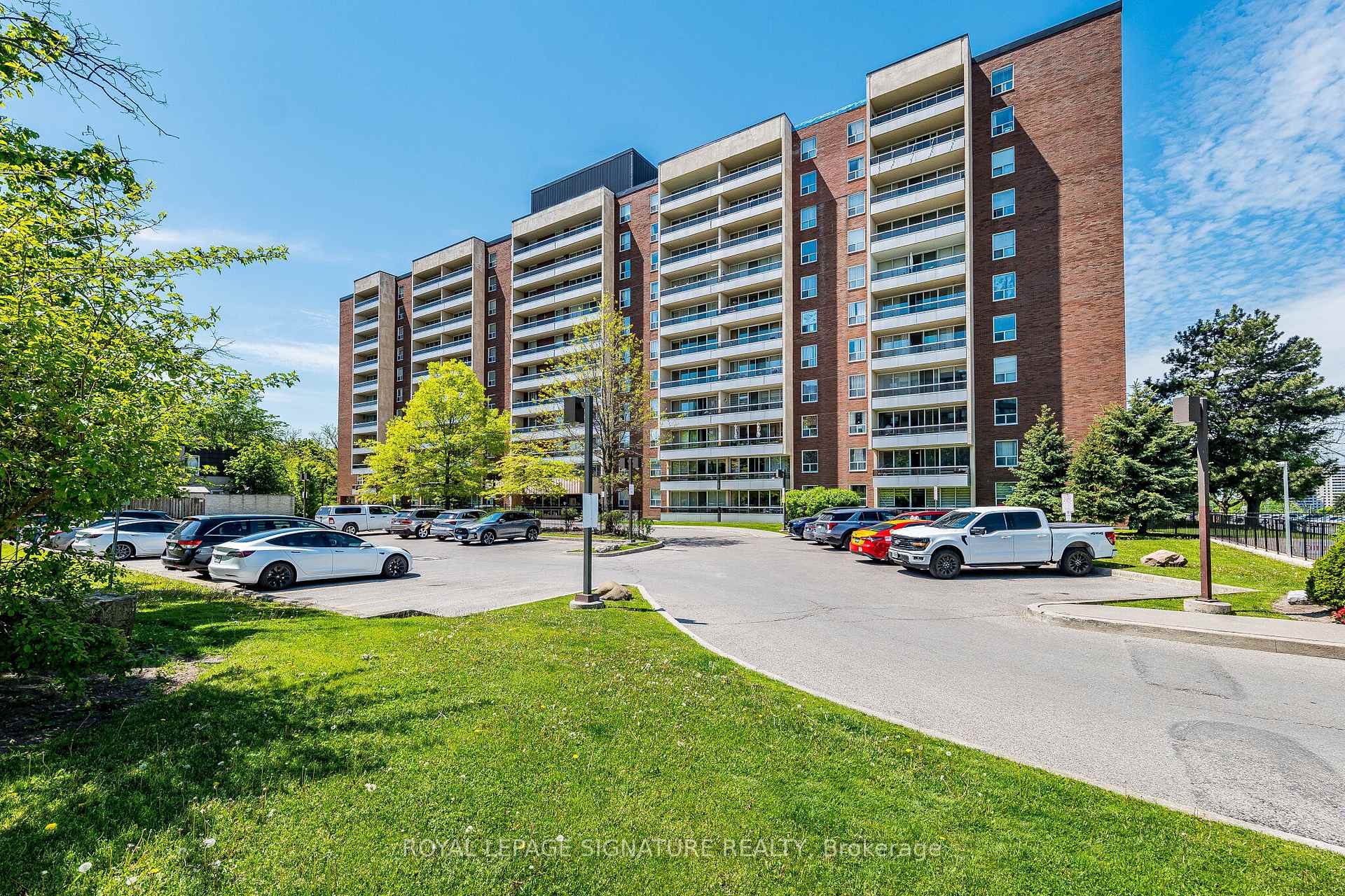 Photo 2 of Unit 405, 25 Four Winds Drive, North York, York University Heights — HOMEH