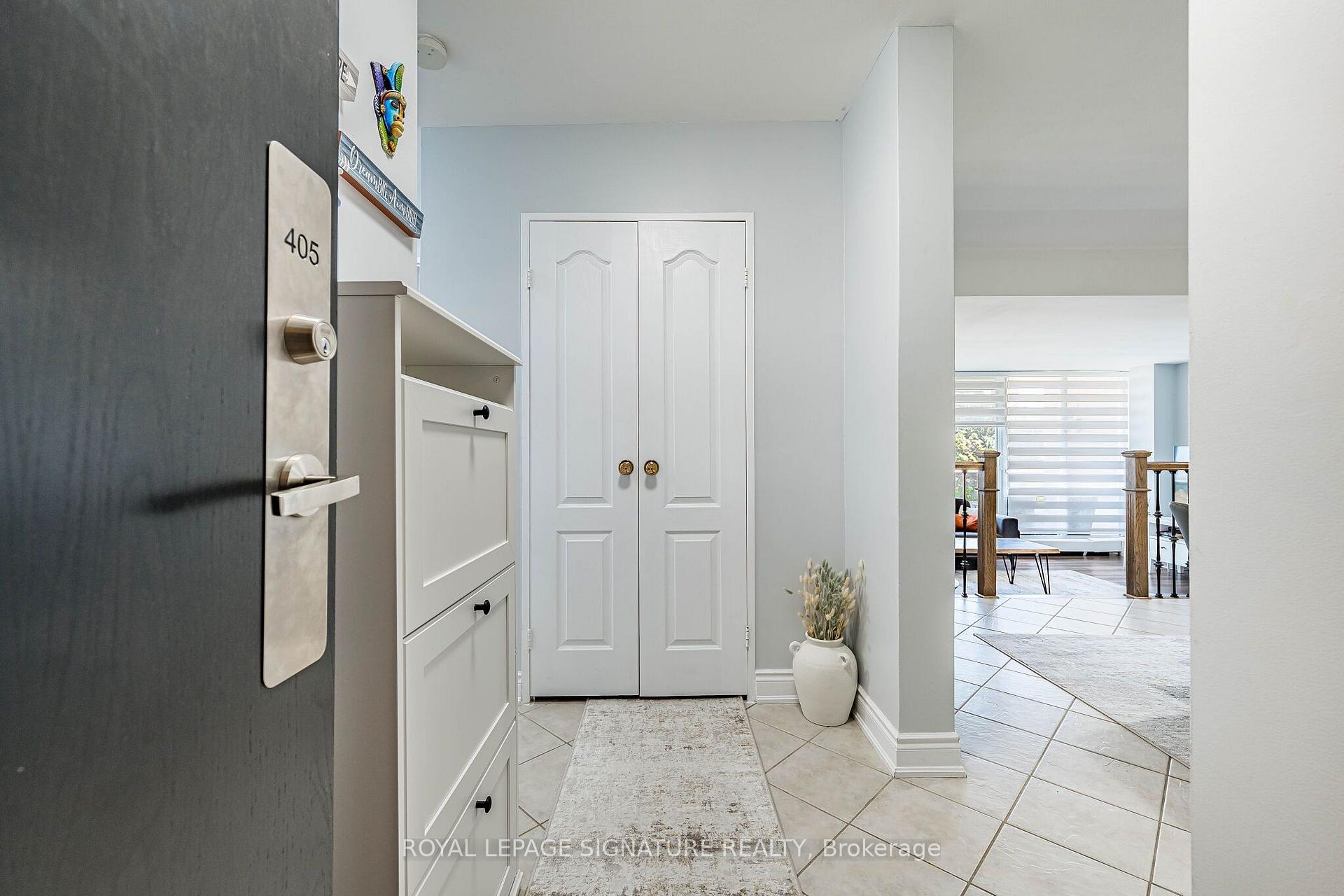 Photo 5 of Unit 405, 25 Four Winds Drive, North York, York University Heights — HOMEH