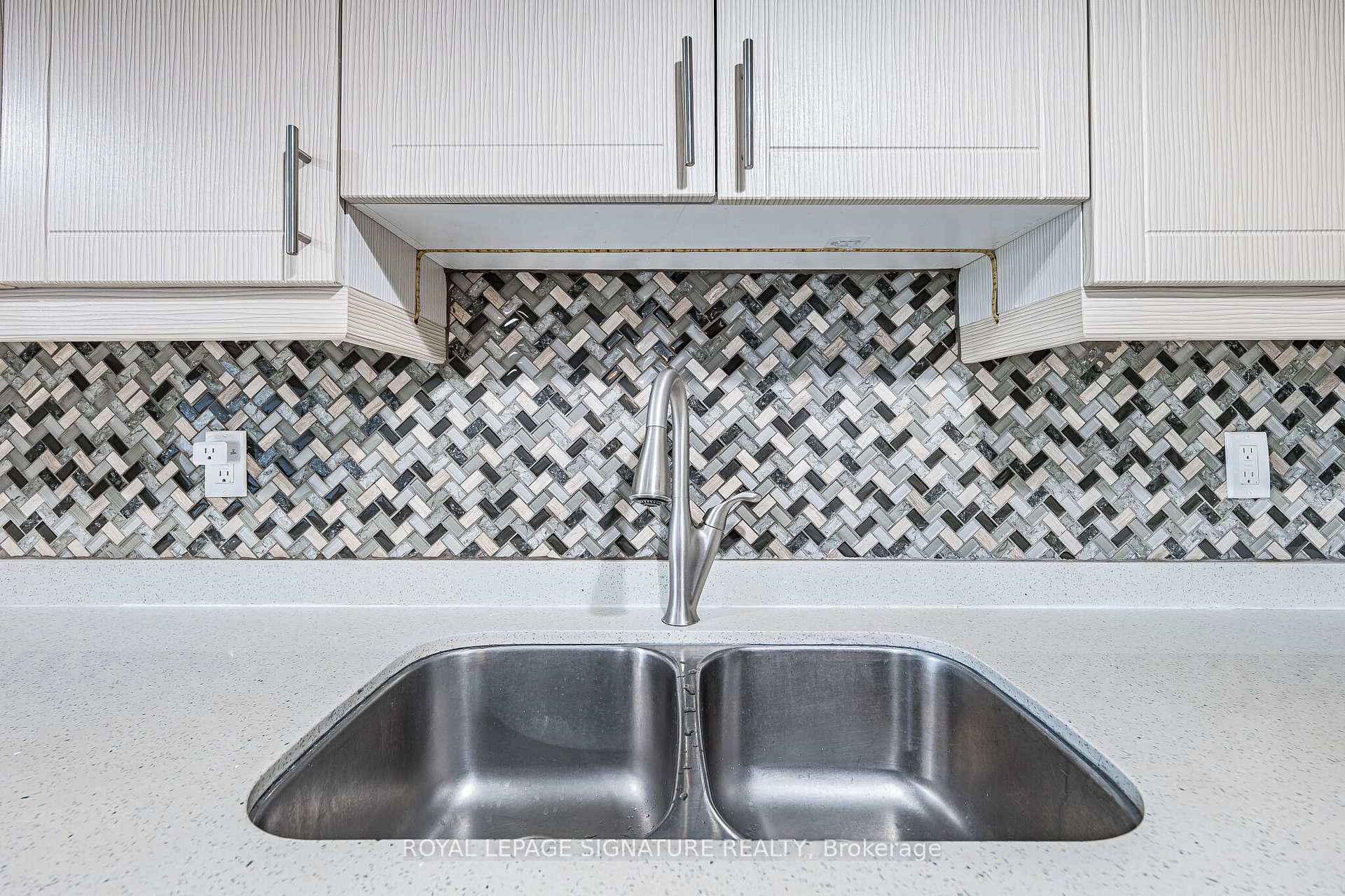 Photo 10 of Unit 405, 25 Four Winds Drive, North York, York University Heights — HOMEH