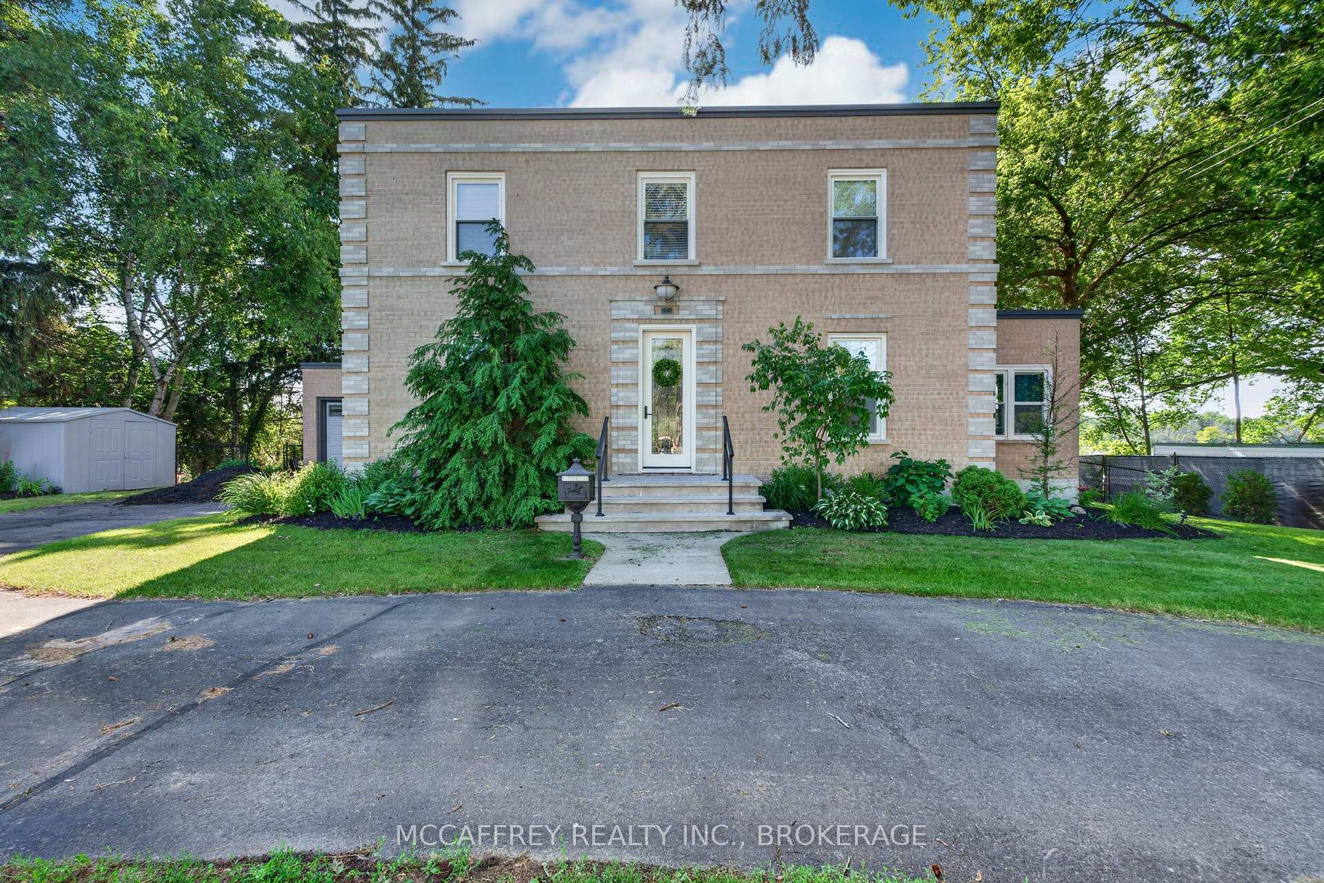 Photo of 442 Dundas Street W
