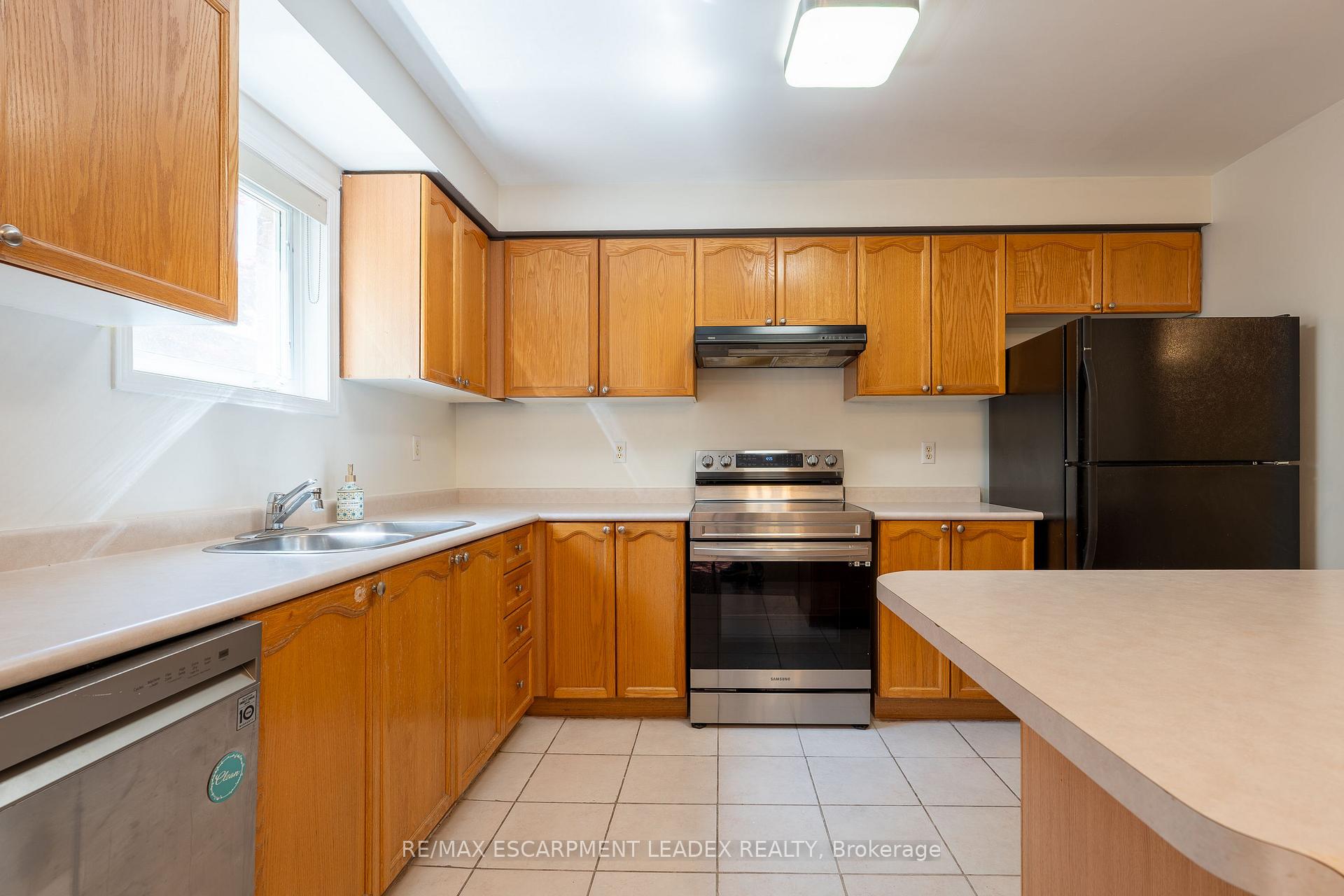 Photo 15 of 4008 Berton Avenue, Burlington, Rose — HOMEH