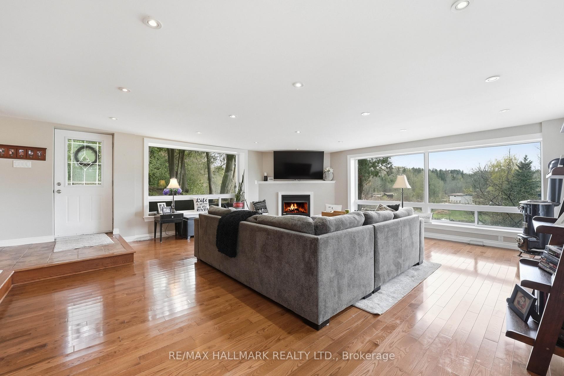 Photo 4 of 104 Riverbank Drive, Georgina, Pefferlaw — HOMEH