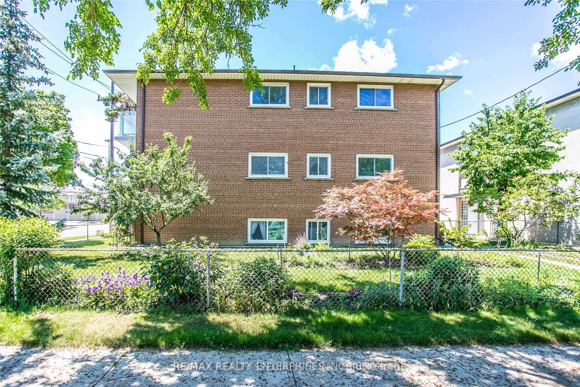 Photo 4 of 54 Rabbit Lane, Etobicoke, Eringate-Centennial-West Deane — HOMEH