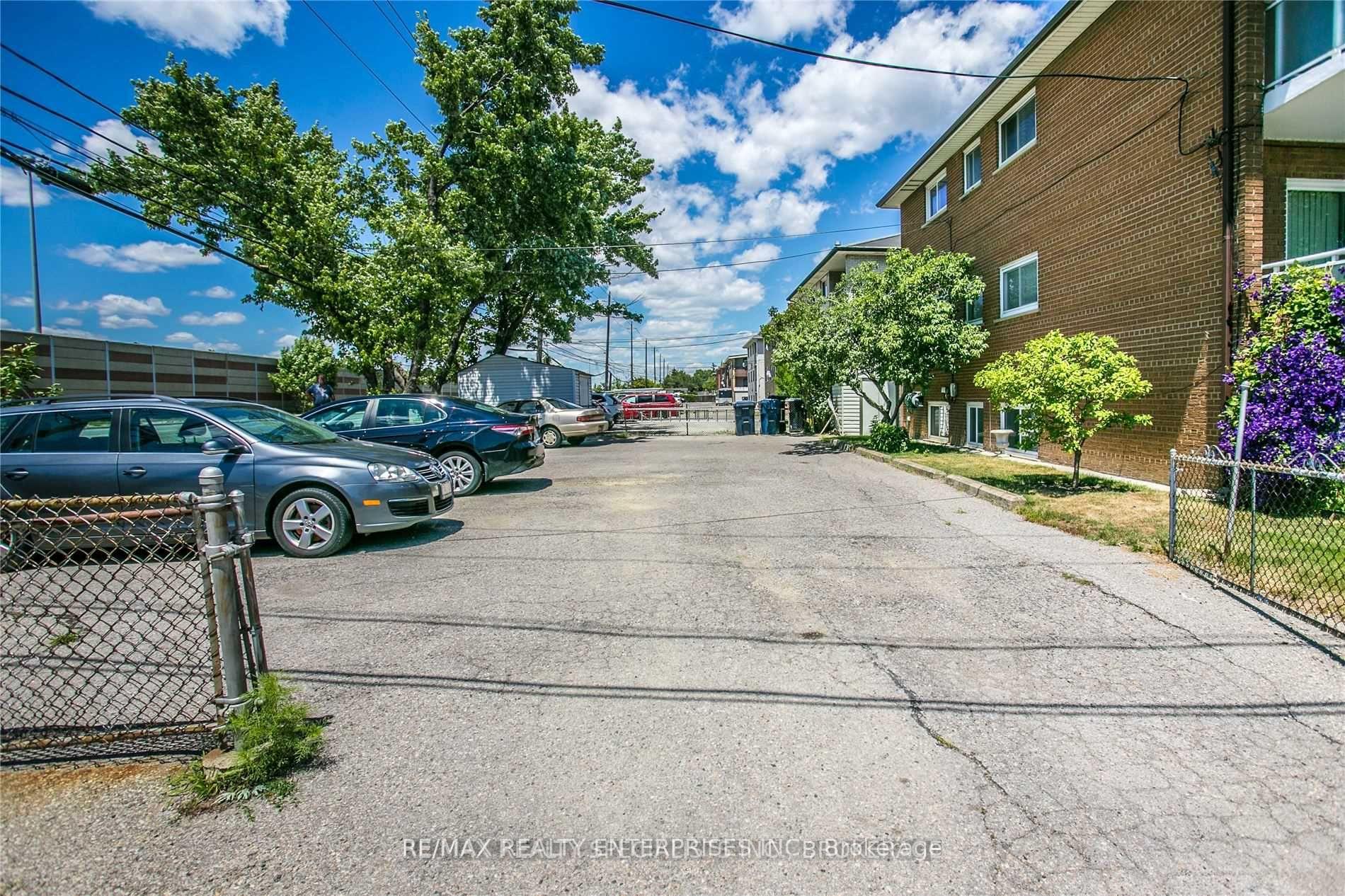 Photo 7 of 54 Rabbit Lane, Etobicoke, Eringate-Centennial-West Deane — HOMEH