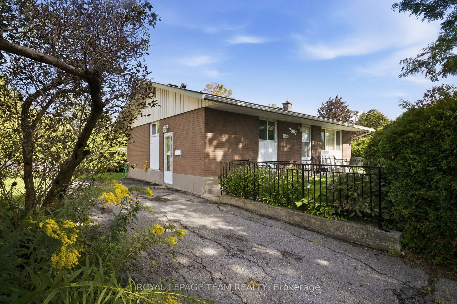 Photo of 2587 Roman Avenue