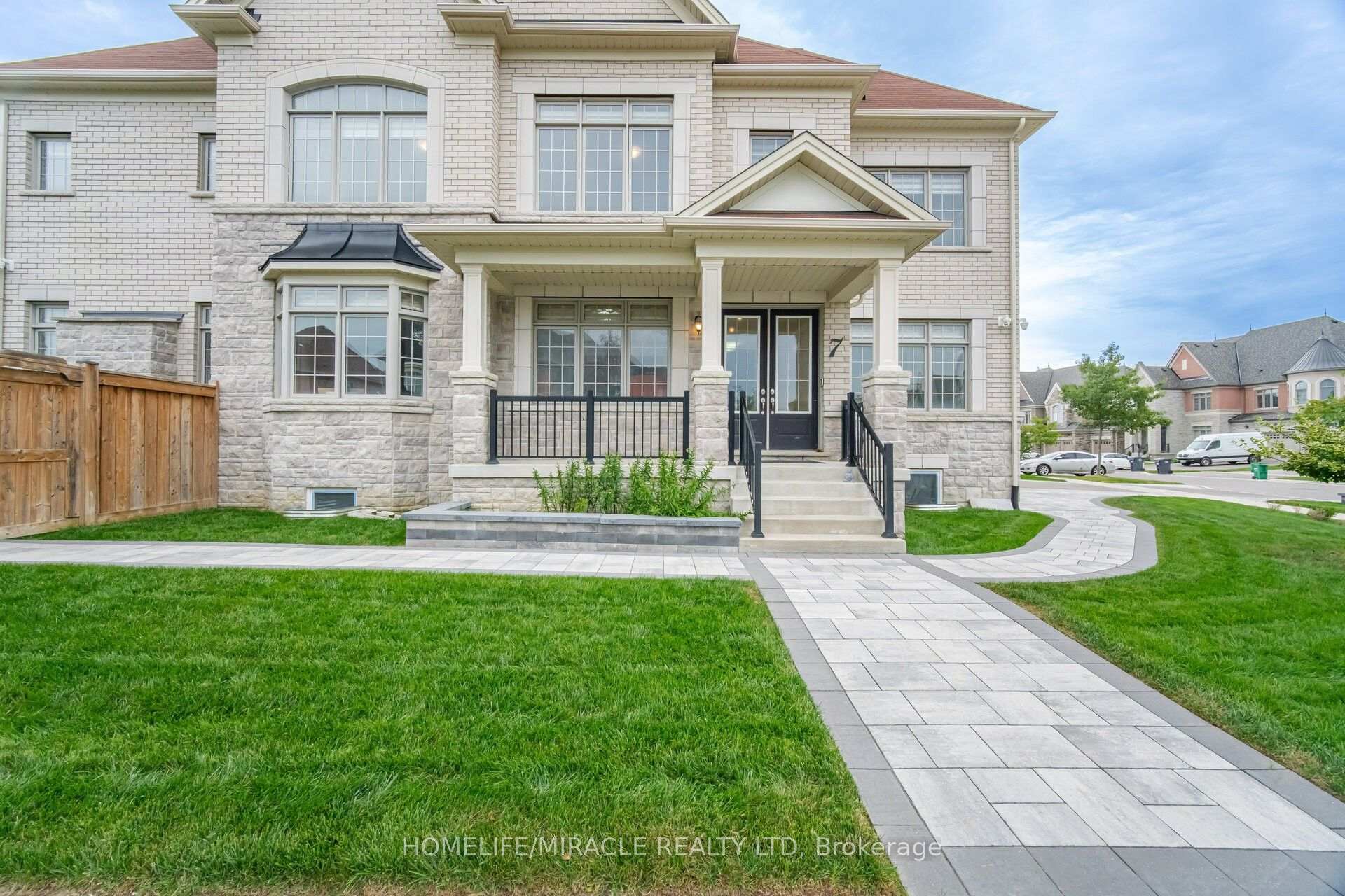 Photo 2 of 7 Anatolia Street, Brampton, Toronto Gore Rural Estate — HOMEH