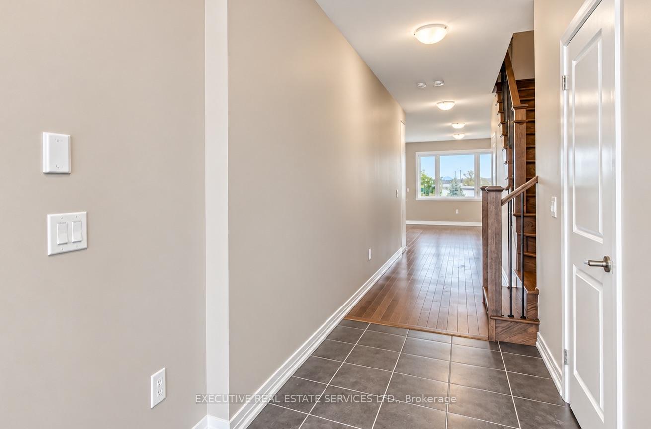 Photo 8 of 7 Crossmore Crescent, Cambridge, Westview — HOMEH