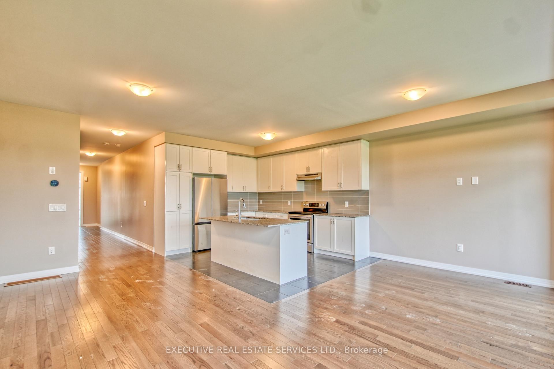 Photo 13 of 7 Crossmore Crescent, Cambridge, Westview — HOMEH