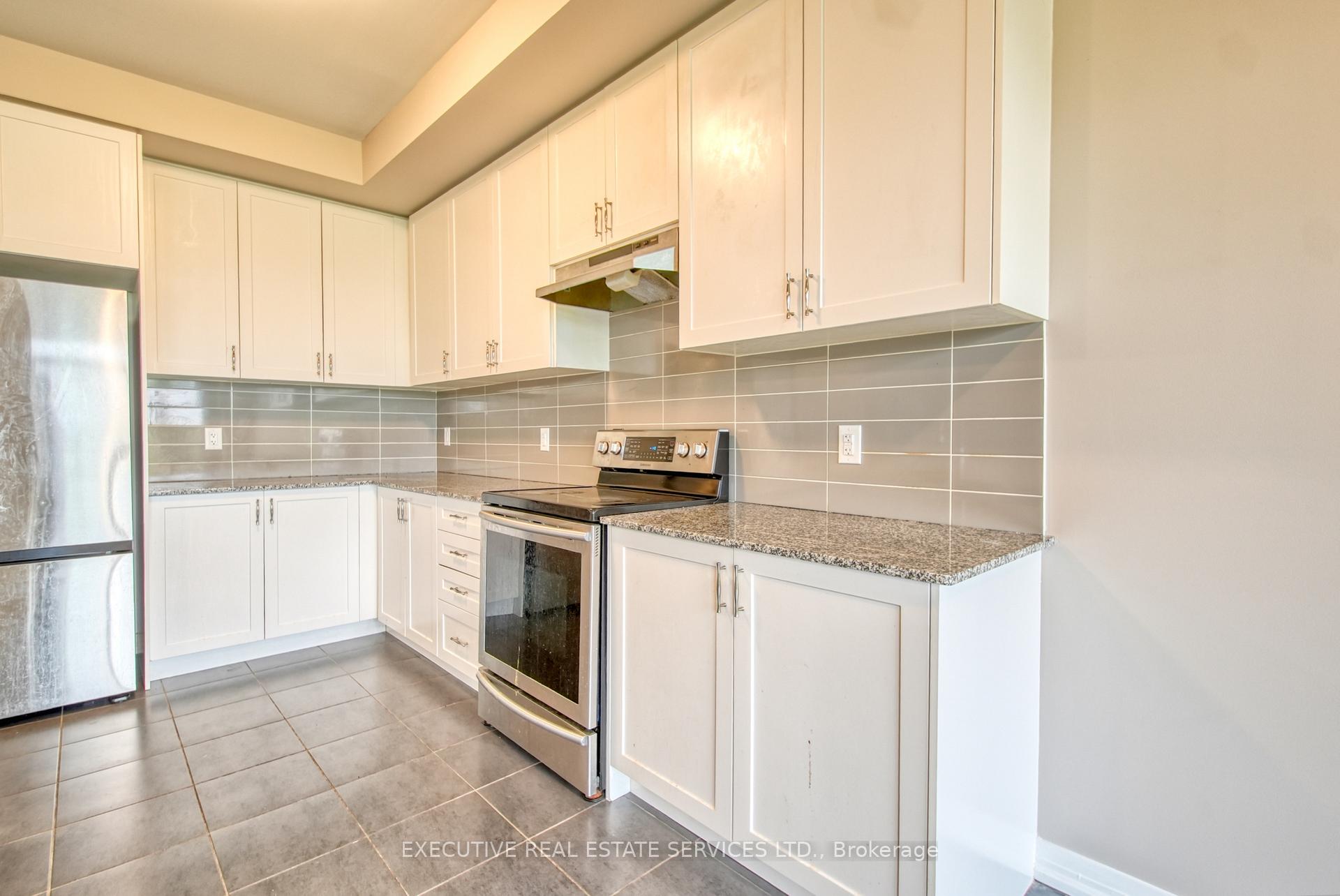 Photo 16 of 7 Crossmore Crescent, Cambridge, Westview — HOMEH