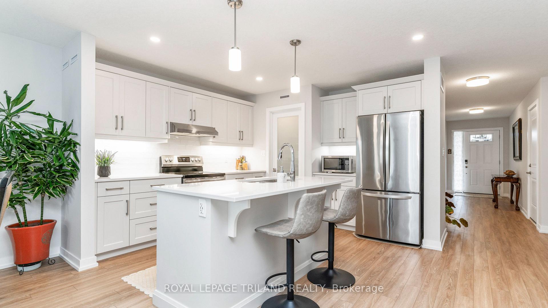 Photo 8 of 144 Empire Parkway, St. Thomas — HOMEH