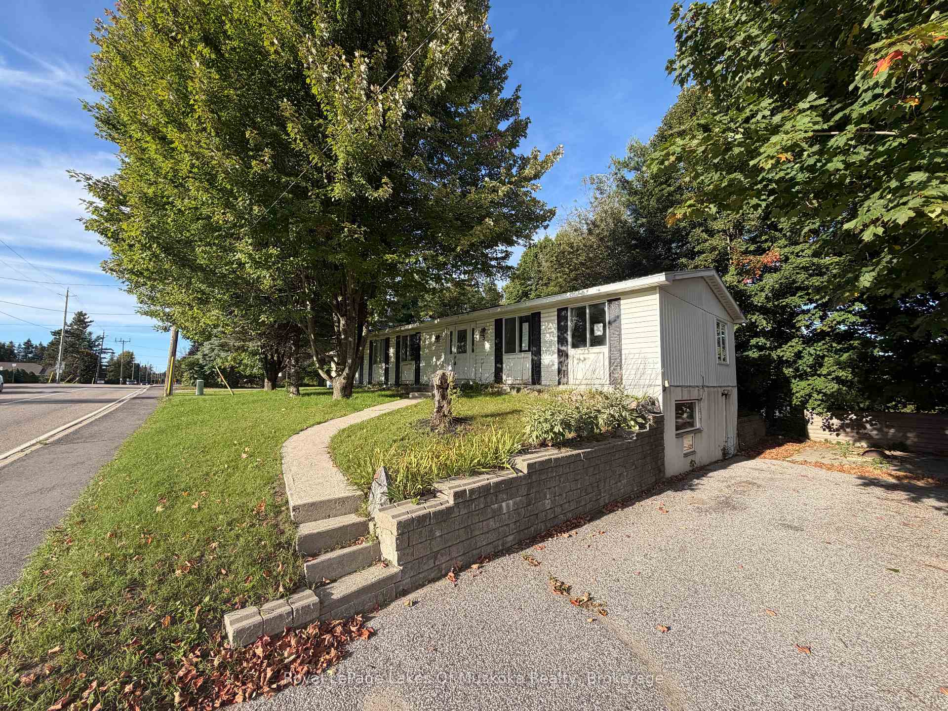 Photo 2 of 3 Wellington Street, Bracebridge — HOMEH