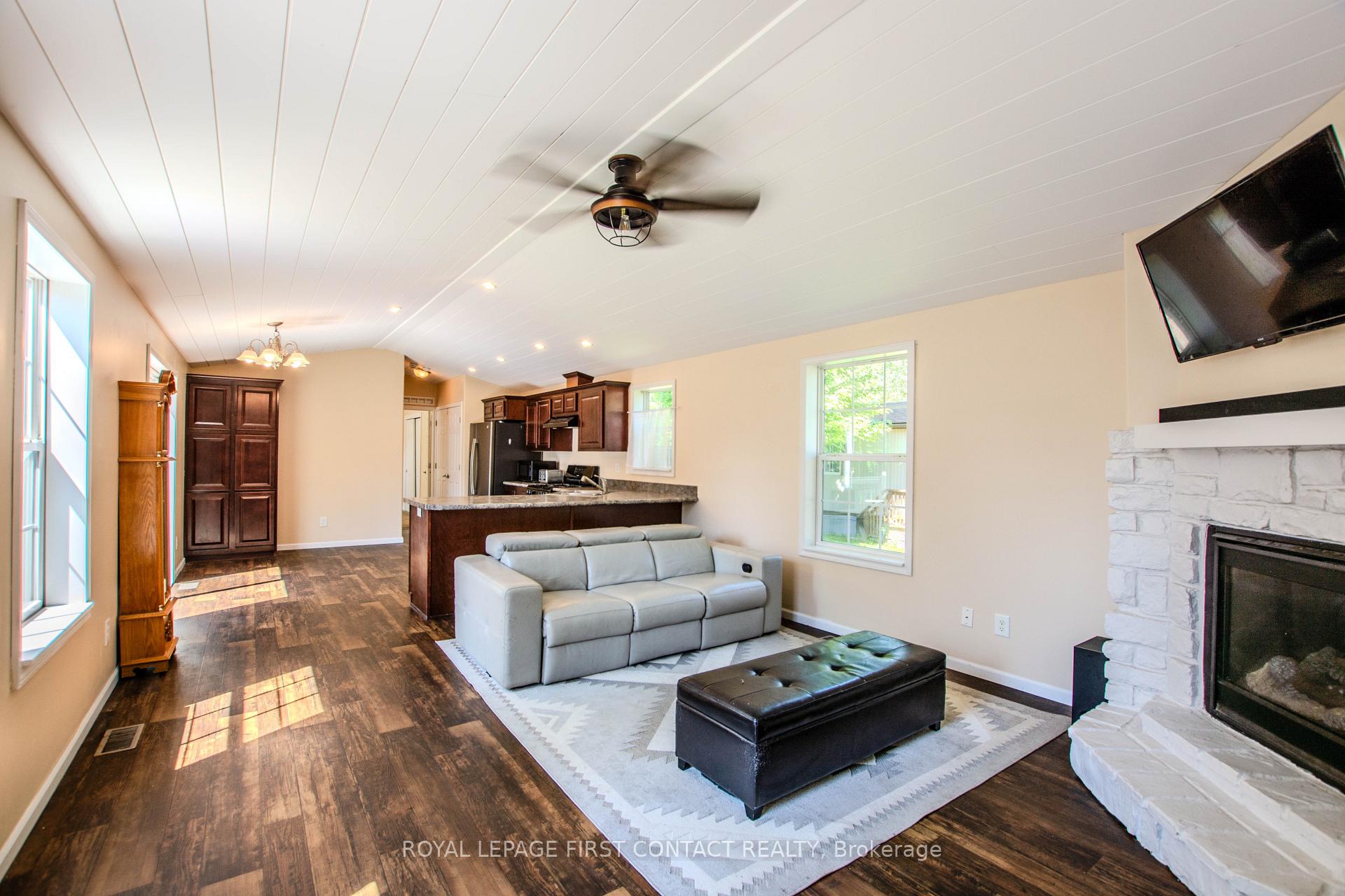 Photo 4 of 23 Georgian Glen Drive, Wasaga Beach — HOMEH