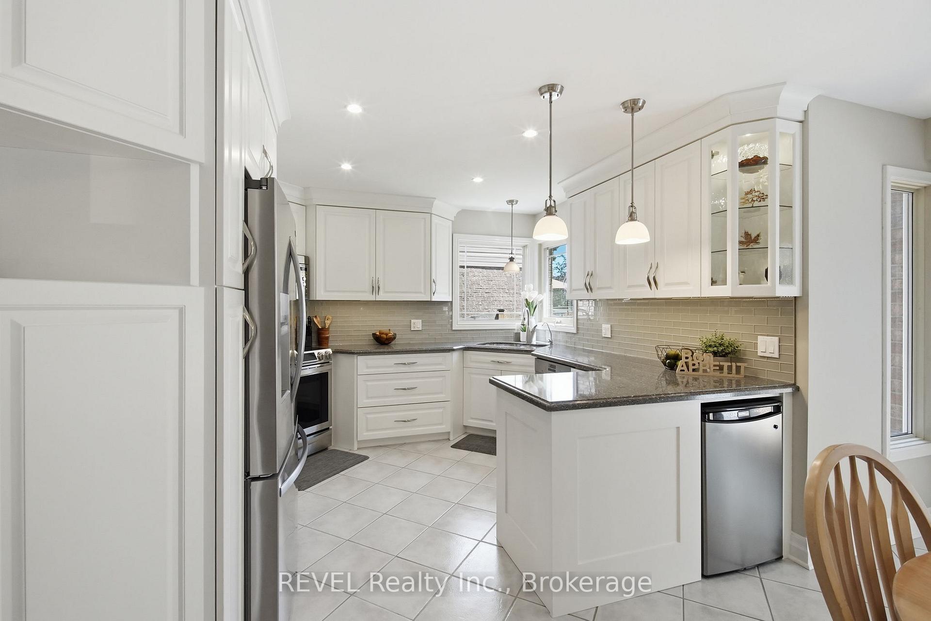 Photo 14 of 29 Stratton Crescent, Whitby, Rolling Acres — HOMEH