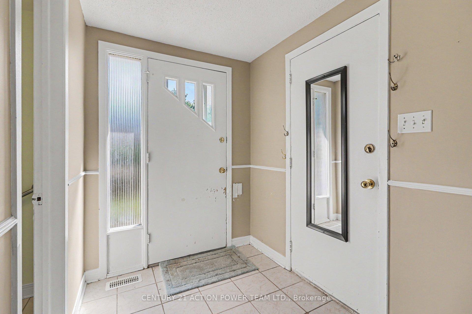Photo 3 of 303 Hoylake Crescent, Ottawa, Bilberry Creek/Queenswood Heights — HOMEH