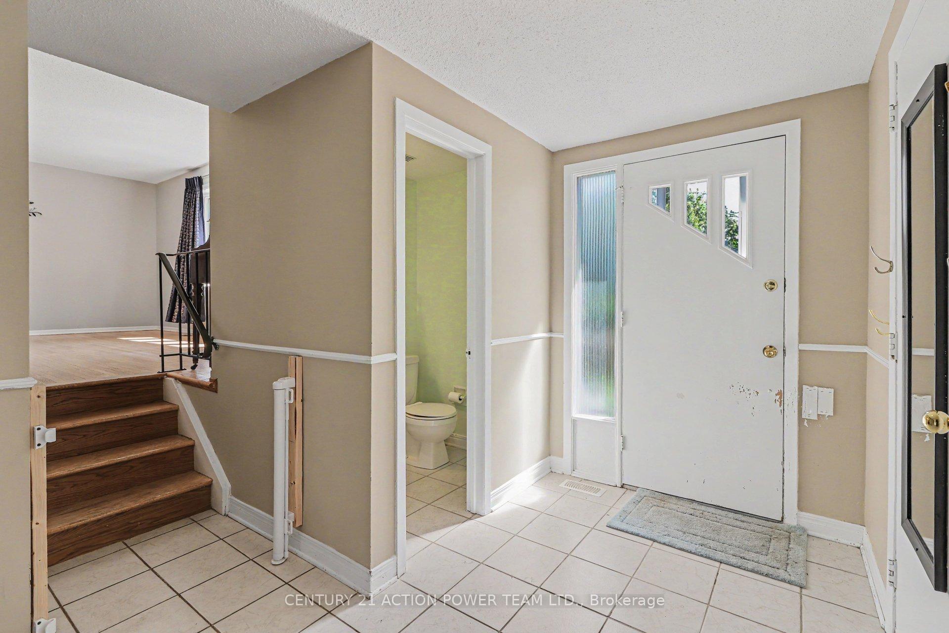Photo 4 of 303 Hoylake Crescent, Ottawa, Bilberry Creek/Queenswood Heights — HOMEH