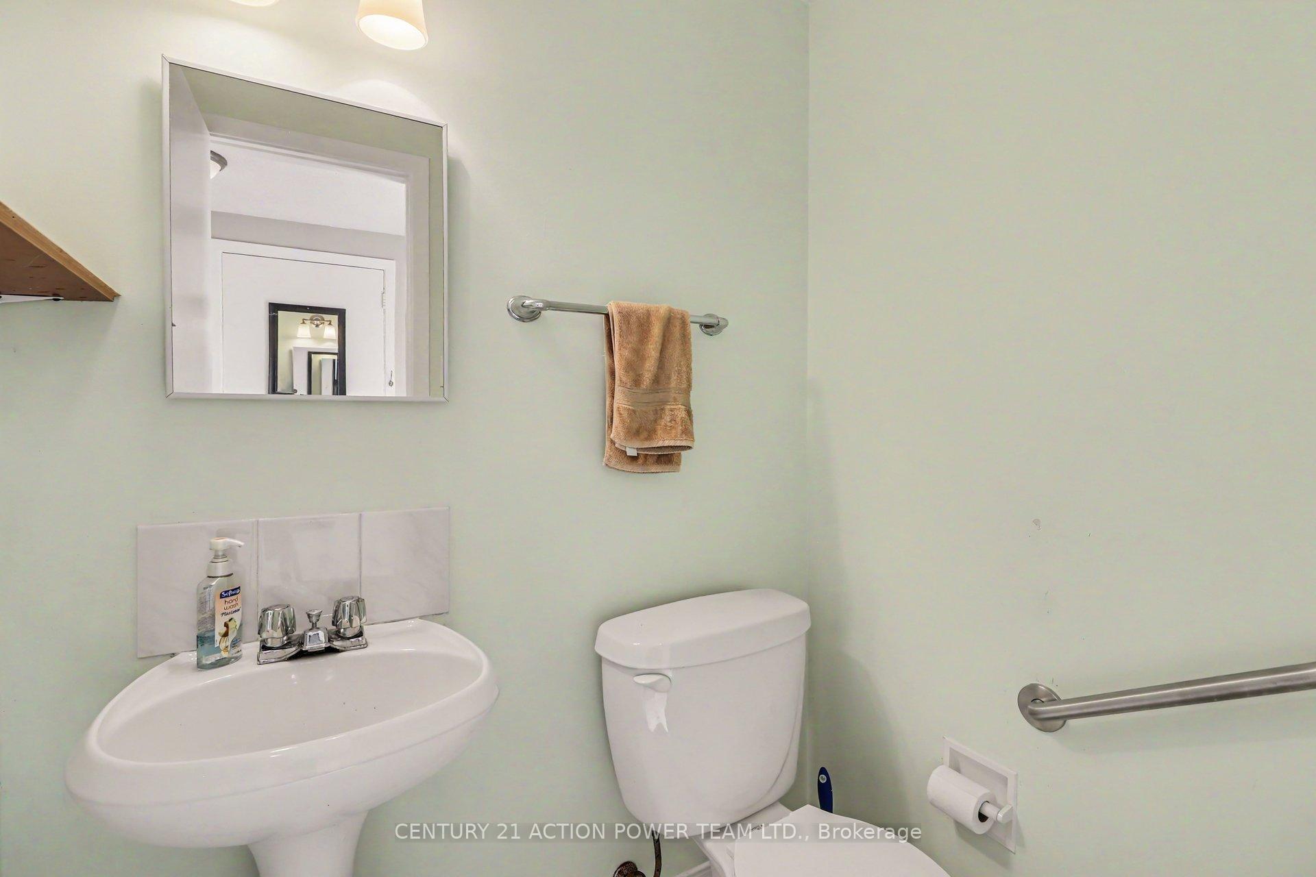 Photo 5 of 303 Hoylake Crescent, Ottawa, Bilberry Creek/Queenswood Heights — HOMEH