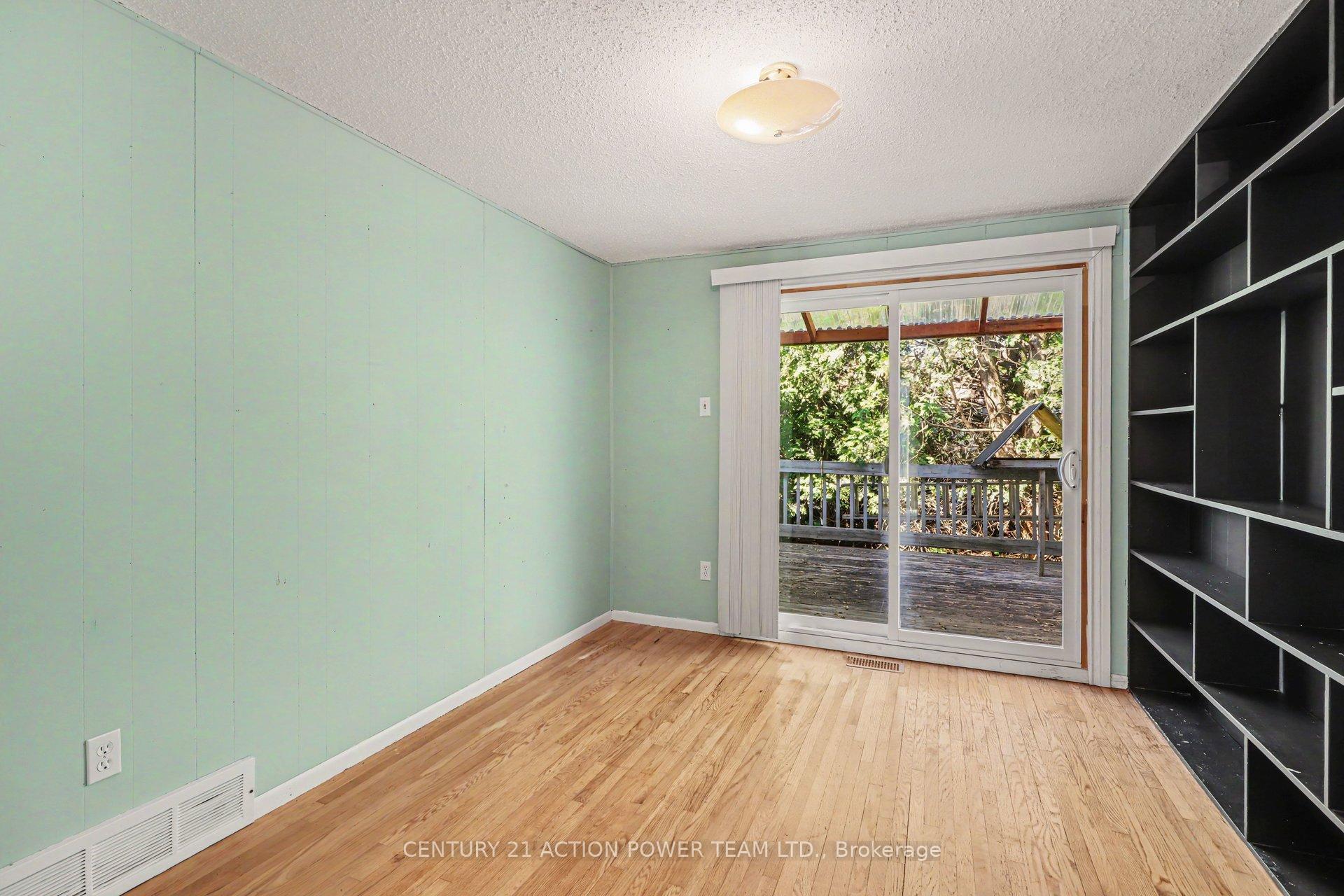 Photo 6 of 303 Hoylake Crescent, Ottawa, Bilberry Creek/Queenswood Heights — HOMEH