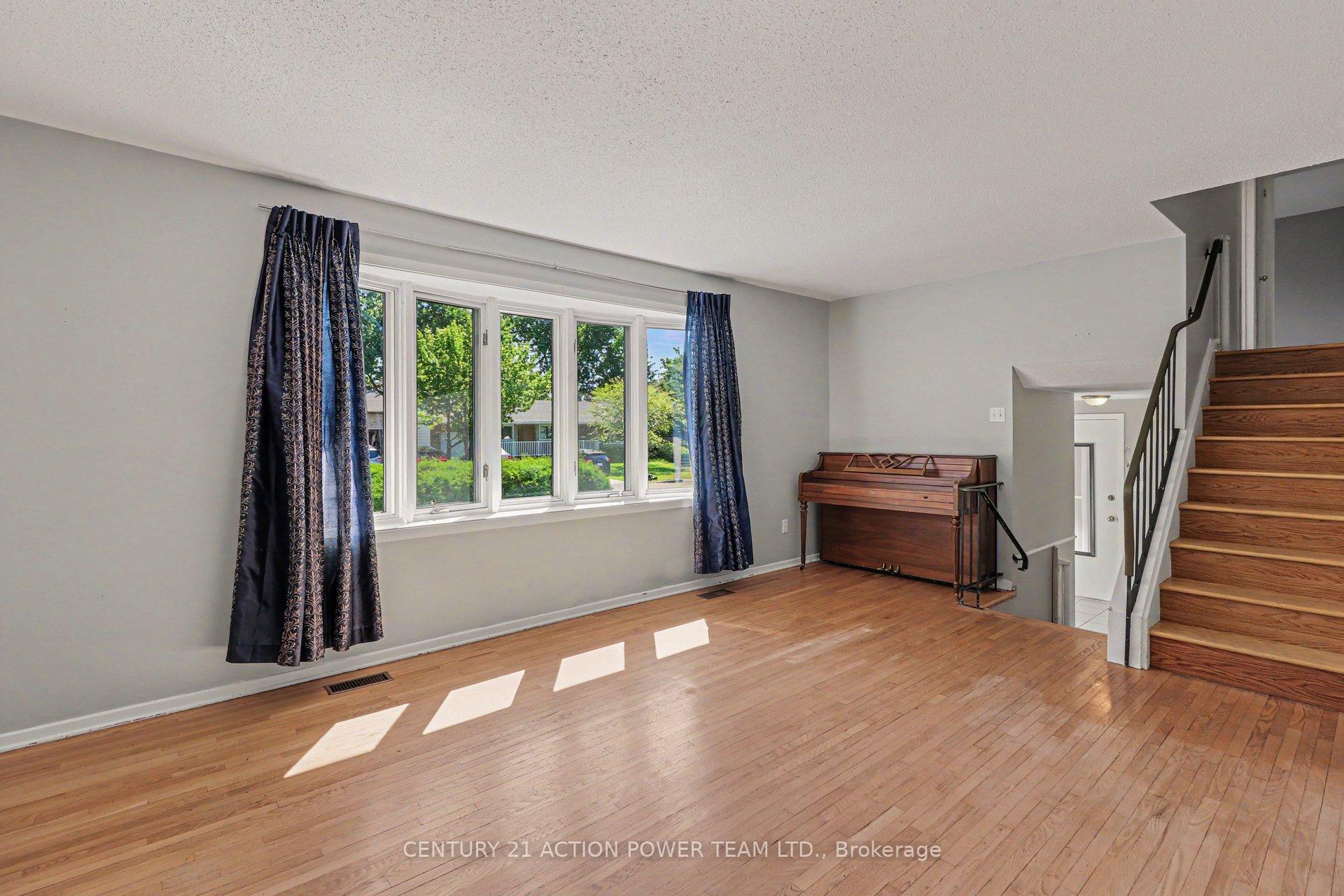 Photo 7 of 303 Hoylake Crescent, Ottawa, Bilberry Creek/Queenswood Heights — HOMEH