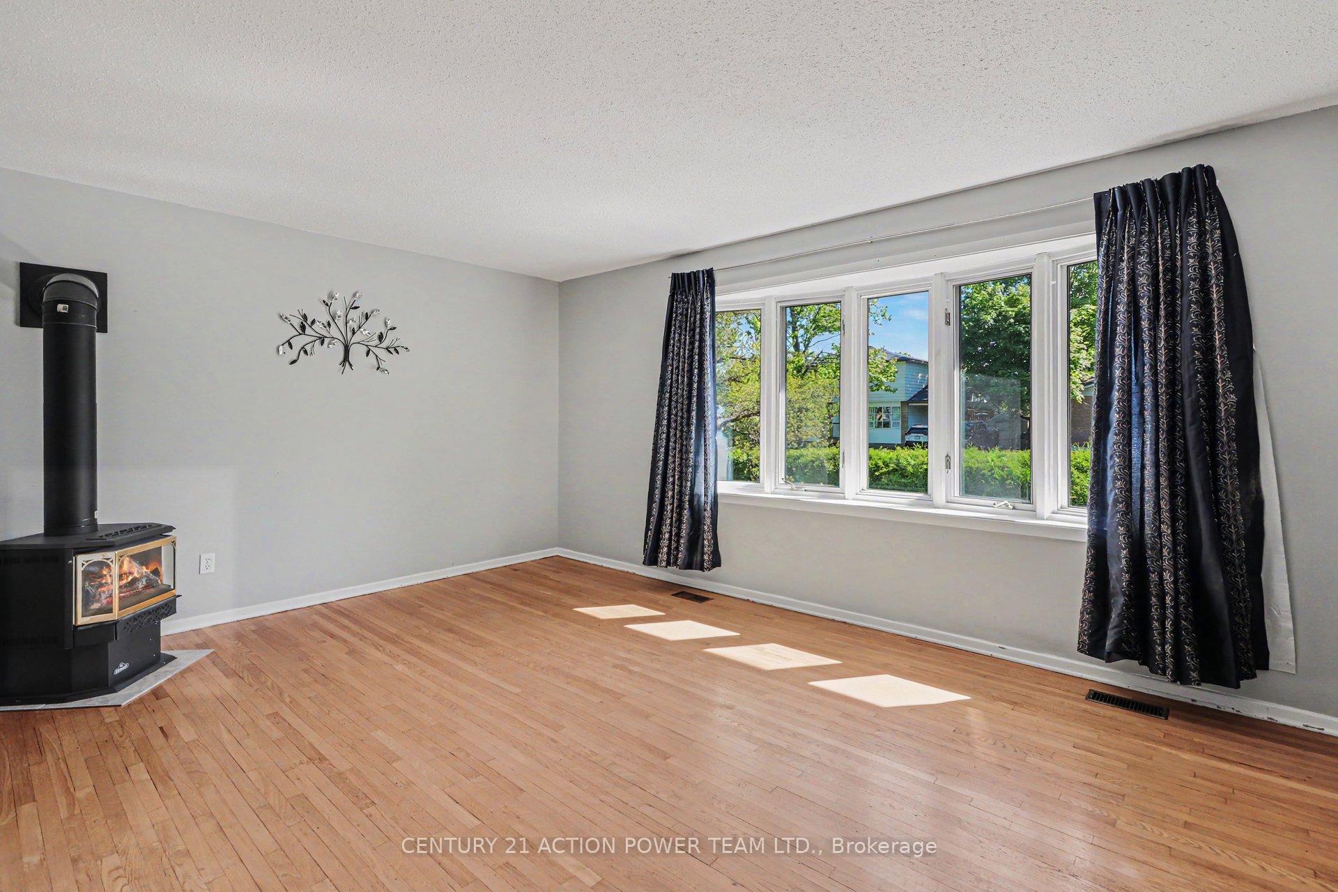 Photo 8 of 303 Hoylake Crescent, Ottawa, Bilberry Creek/Queenswood Heights — HOMEH