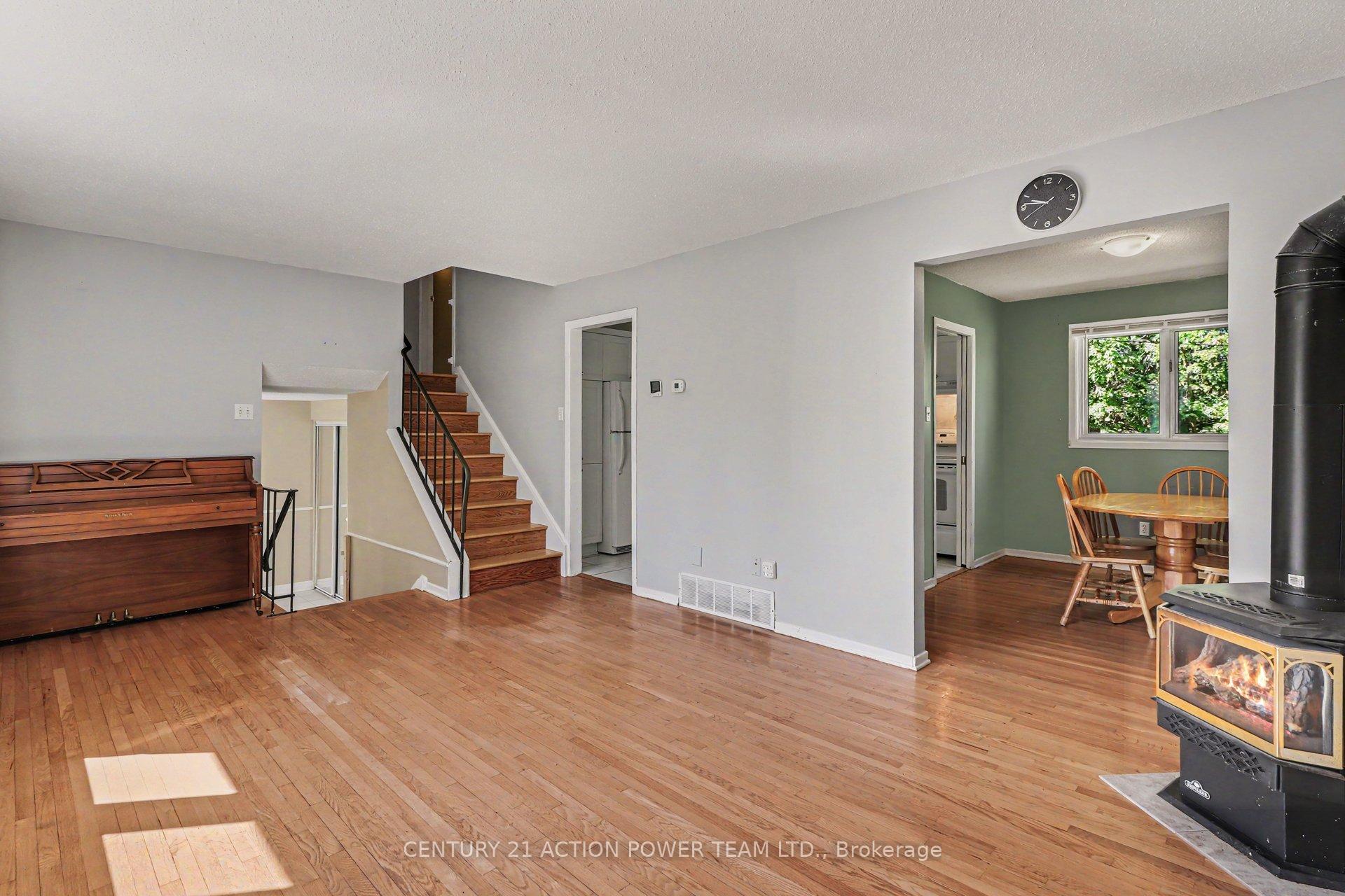 Photo 9 of 303 Hoylake Crescent, Ottawa, Bilberry Creek/Queenswood Heights — HOMEH