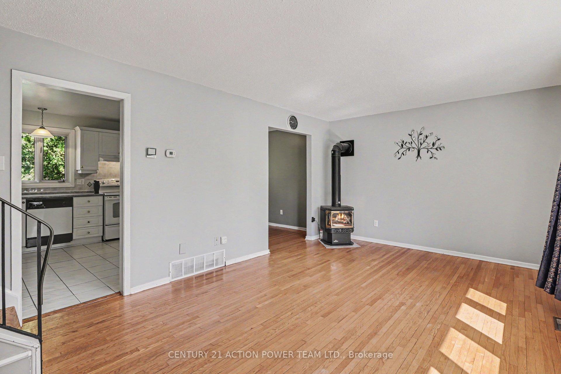 Photo 10 of 303 Hoylake Crescent, Ottawa, Bilberry Creek/Queenswood Heights — HOMEH