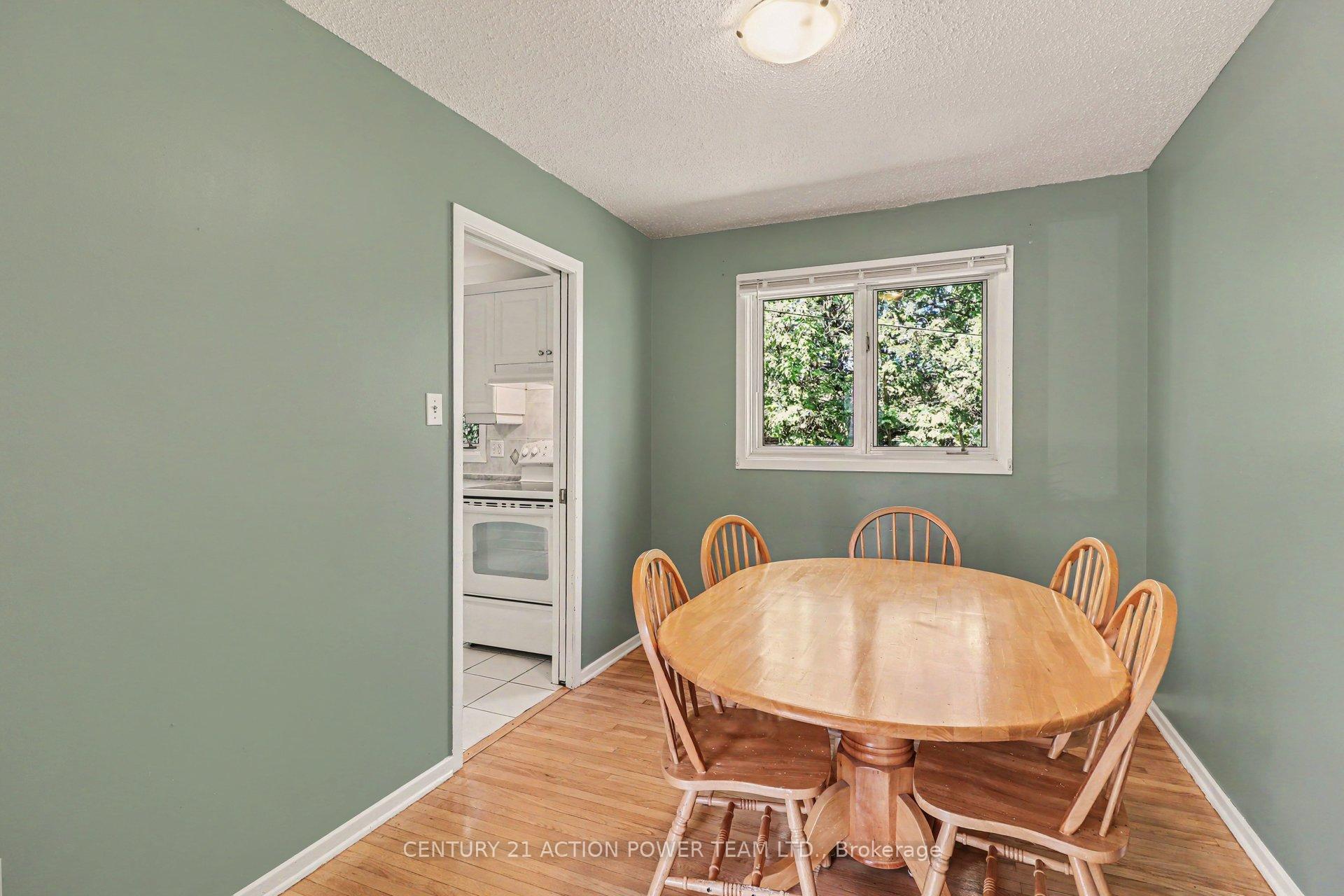 Photo 11 of 303 Hoylake Crescent, Ottawa, Bilberry Creek/Queenswood Heights — HOMEH