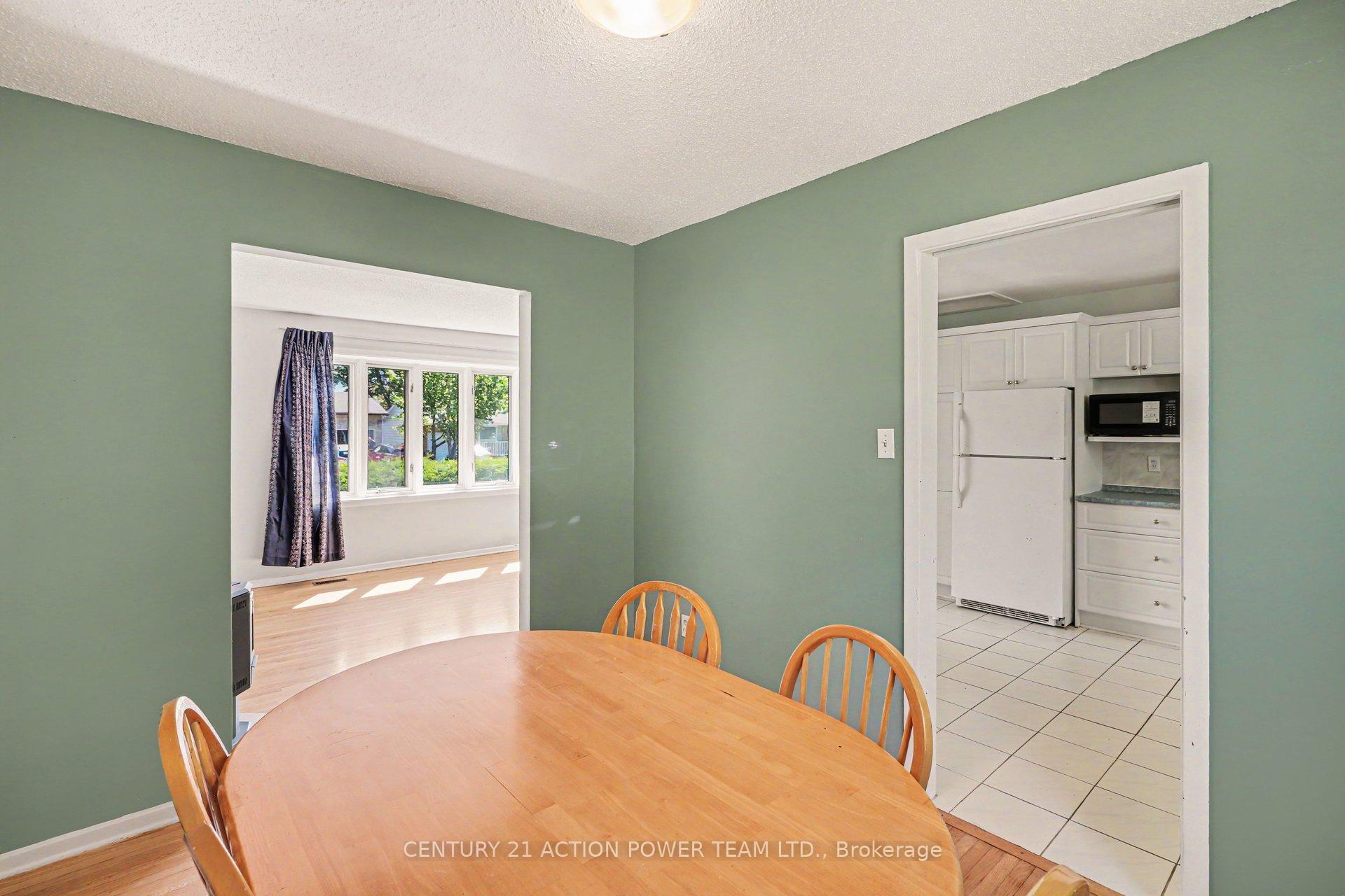 Photo 12 of 303 Hoylake Crescent, Ottawa, Bilberry Creek/Queenswood Heights — HOMEH