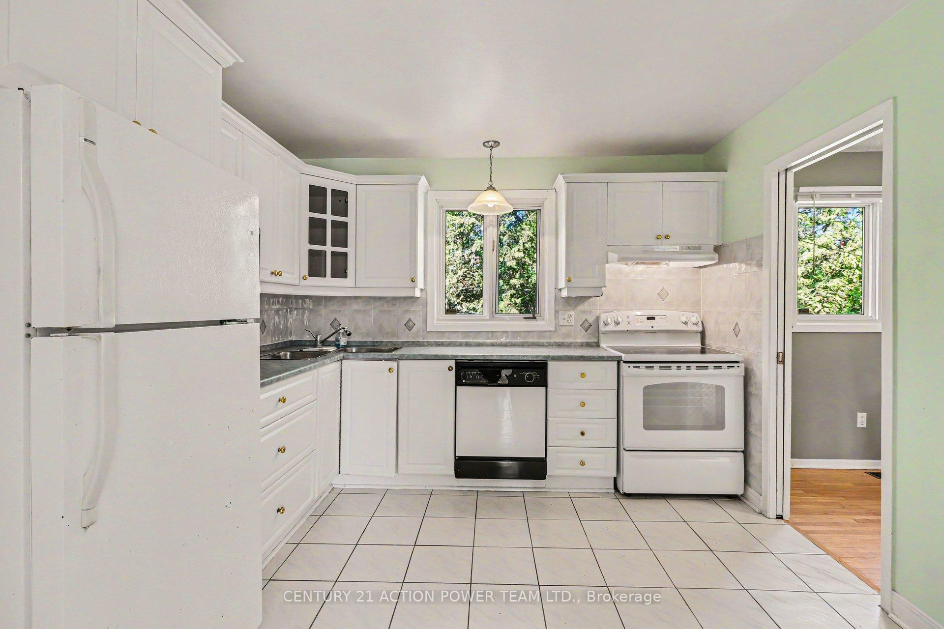Photo 13 of 303 Hoylake Crescent, Ottawa, Bilberry Creek/Queenswood Heights — HOMEH