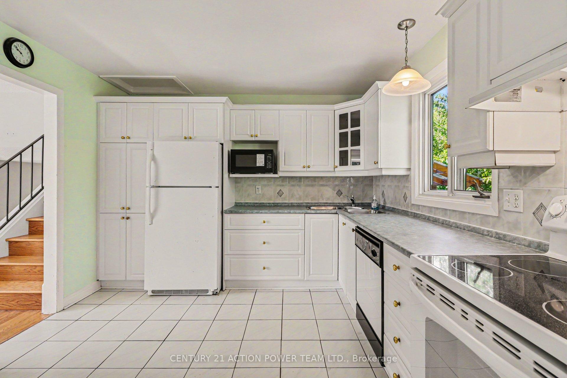 Photo 14 of 303 Hoylake Crescent, Ottawa, Bilberry Creek/Queenswood Heights — HOMEH
