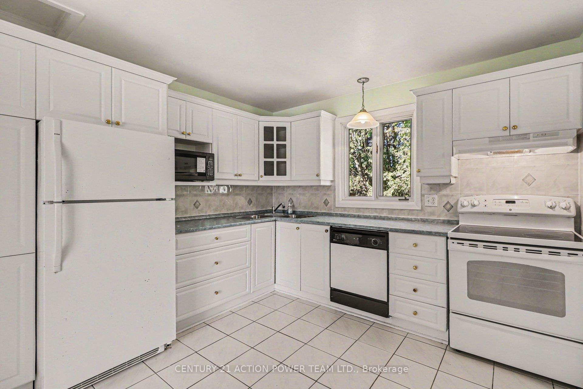 Photo 15 of 303 Hoylake Crescent, Ottawa, Bilberry Creek/Queenswood Heights — HOMEH