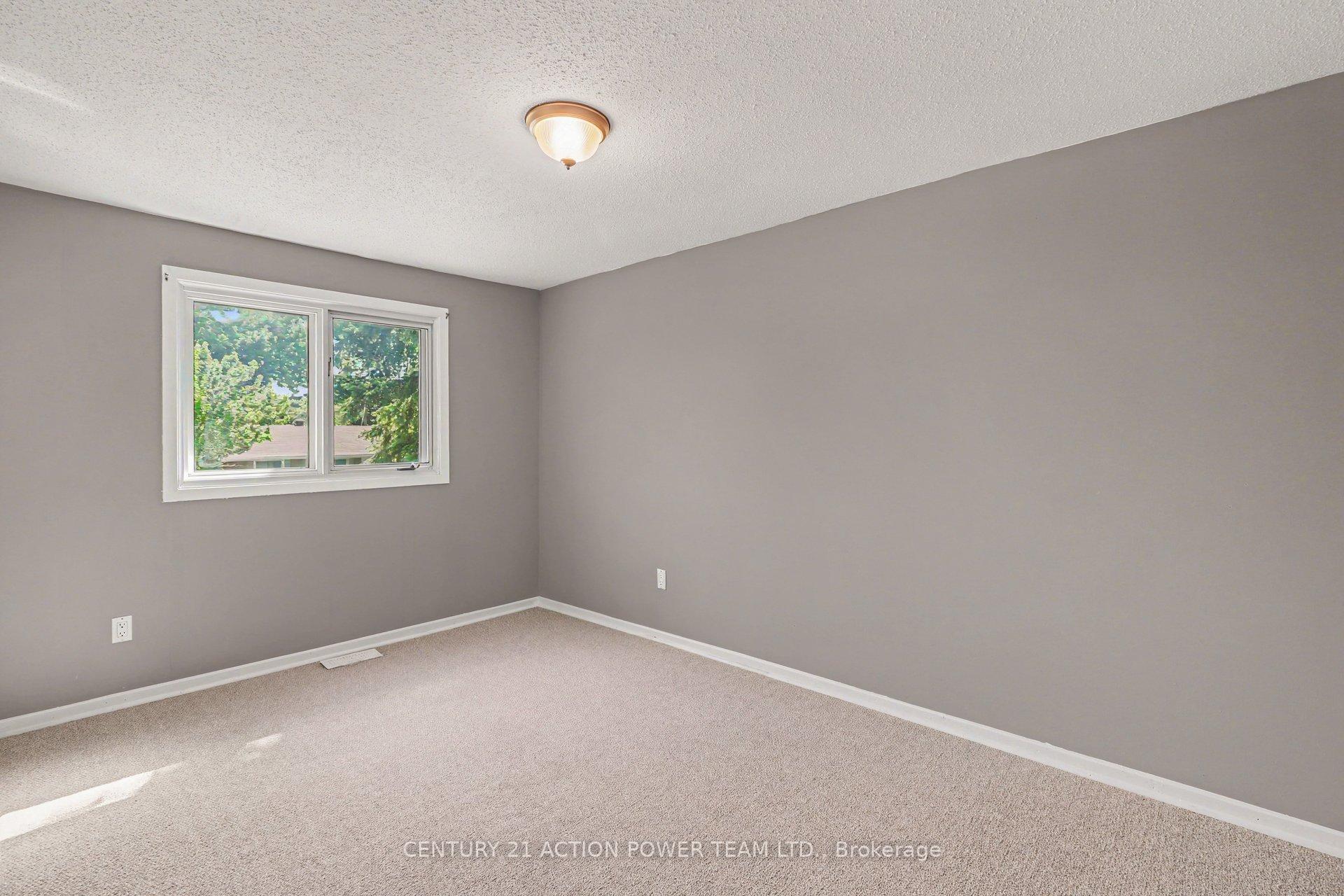 Photo 16 of 303 Hoylake Crescent, Ottawa, Bilberry Creek/Queenswood Heights — HOMEH