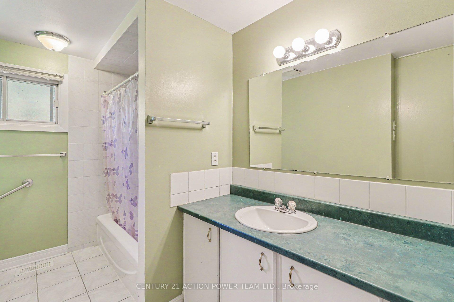 Photo 18 of 303 Hoylake Crescent, Ottawa, Bilberry Creek/Queenswood Heights — HOMEH