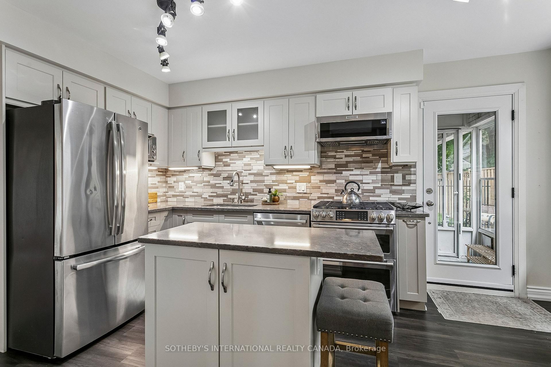 Photo 16 of 35 Shadwick Drive, Etobicoke, Willowridge-Martingrove-Richview — HOMEH