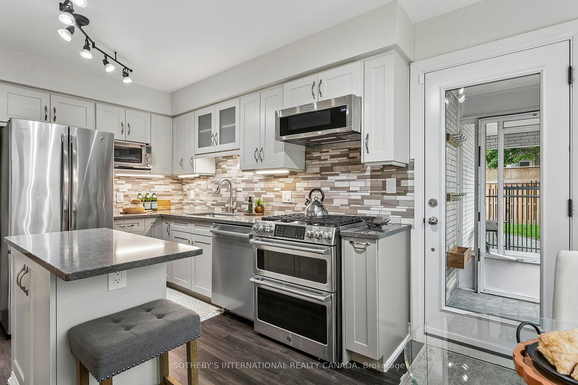Photo 18 of 35 Shadwick Drive, Etobicoke, Willowridge-Martingrove-Richview — HOMEH