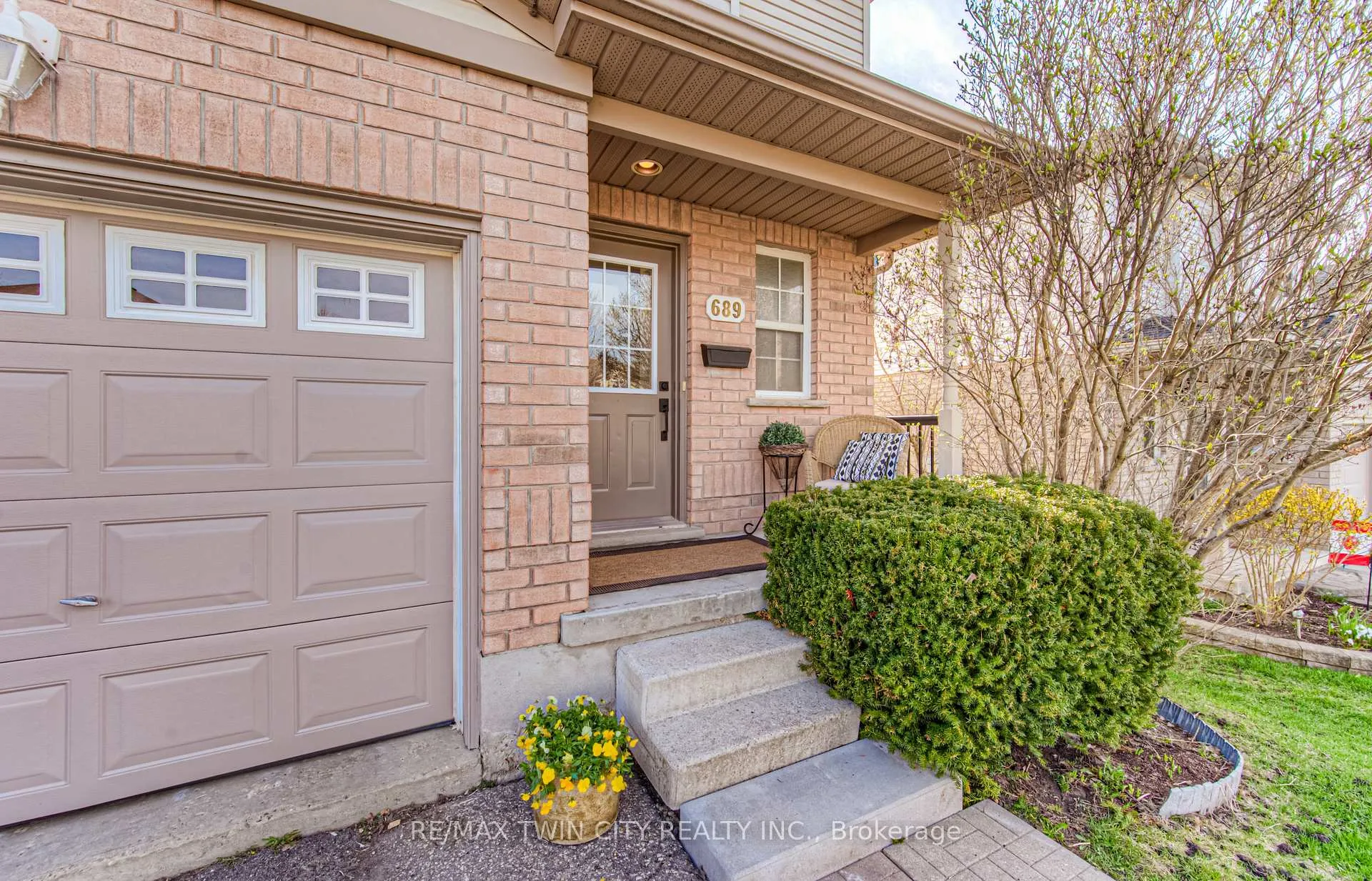 Photo 4 of 689 Zermatt Drive, Waterloo — HOMEH