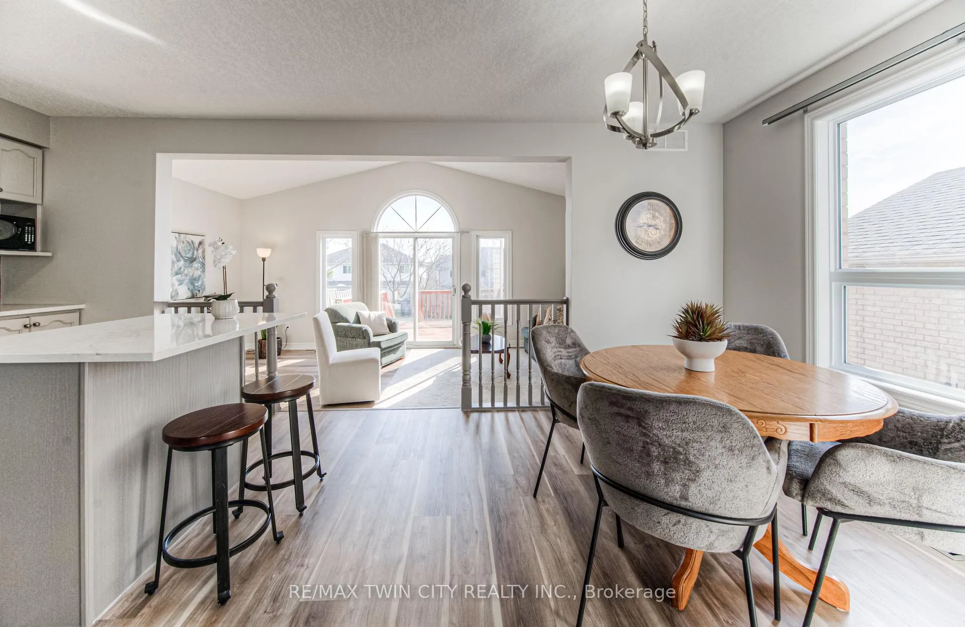 Photo 8 of 689 Zermatt Drive, Waterloo — HOMEH