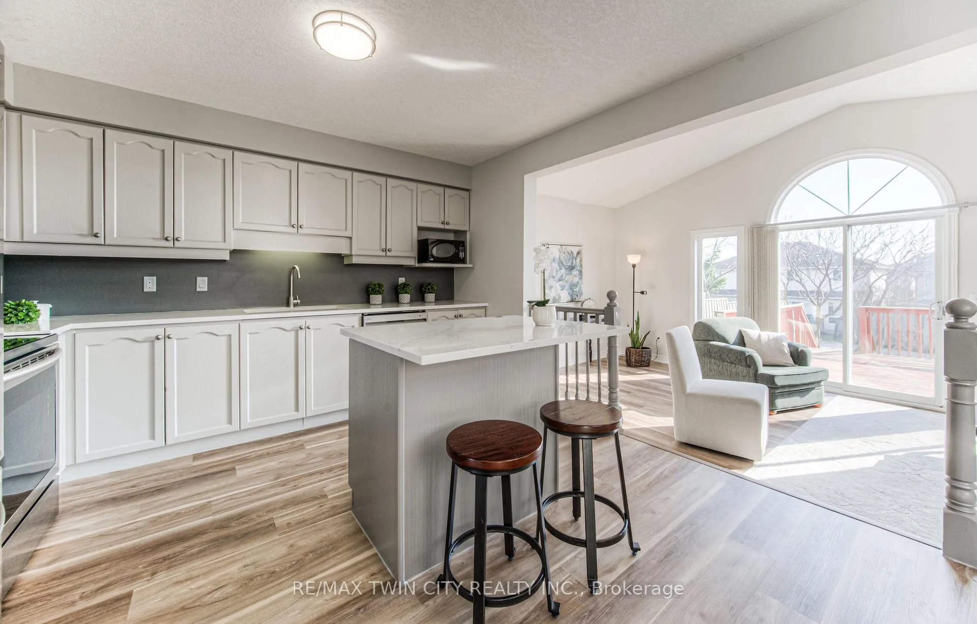 Photo 10 of 689 Zermatt Drive, Waterloo — HOMEH
