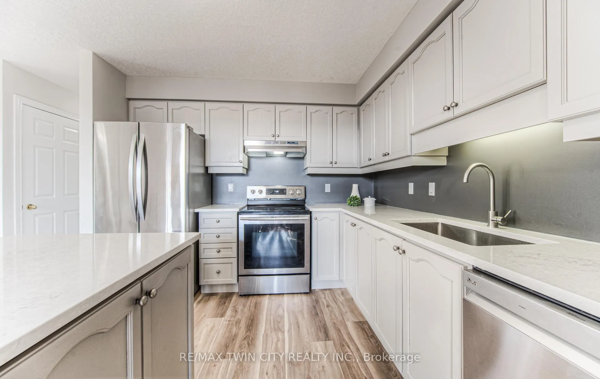 Photo 14 of 689 Zermatt Drive, Waterloo — HOMEH