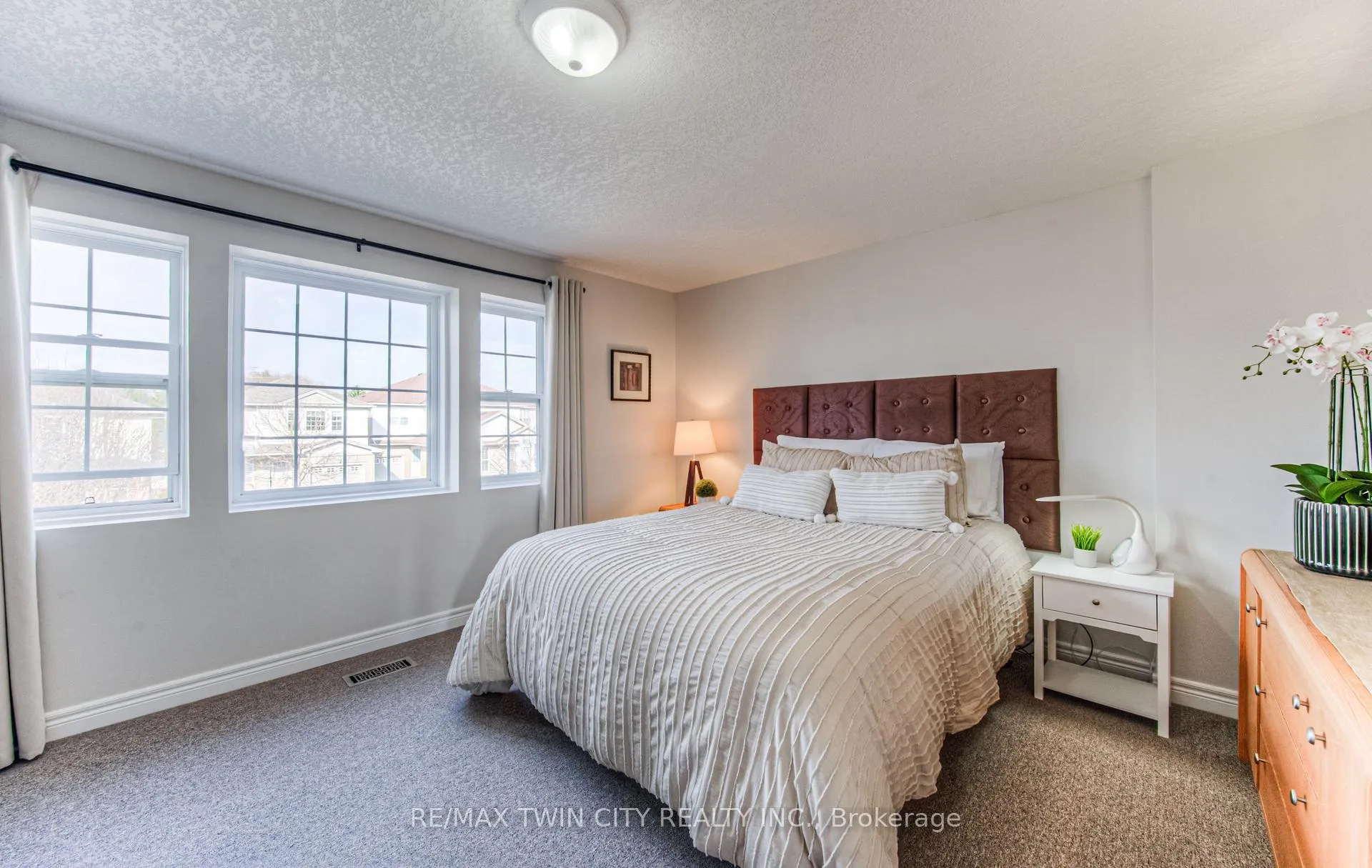 Photo 25 of 689 Zermatt Drive, Waterloo — HOMEH